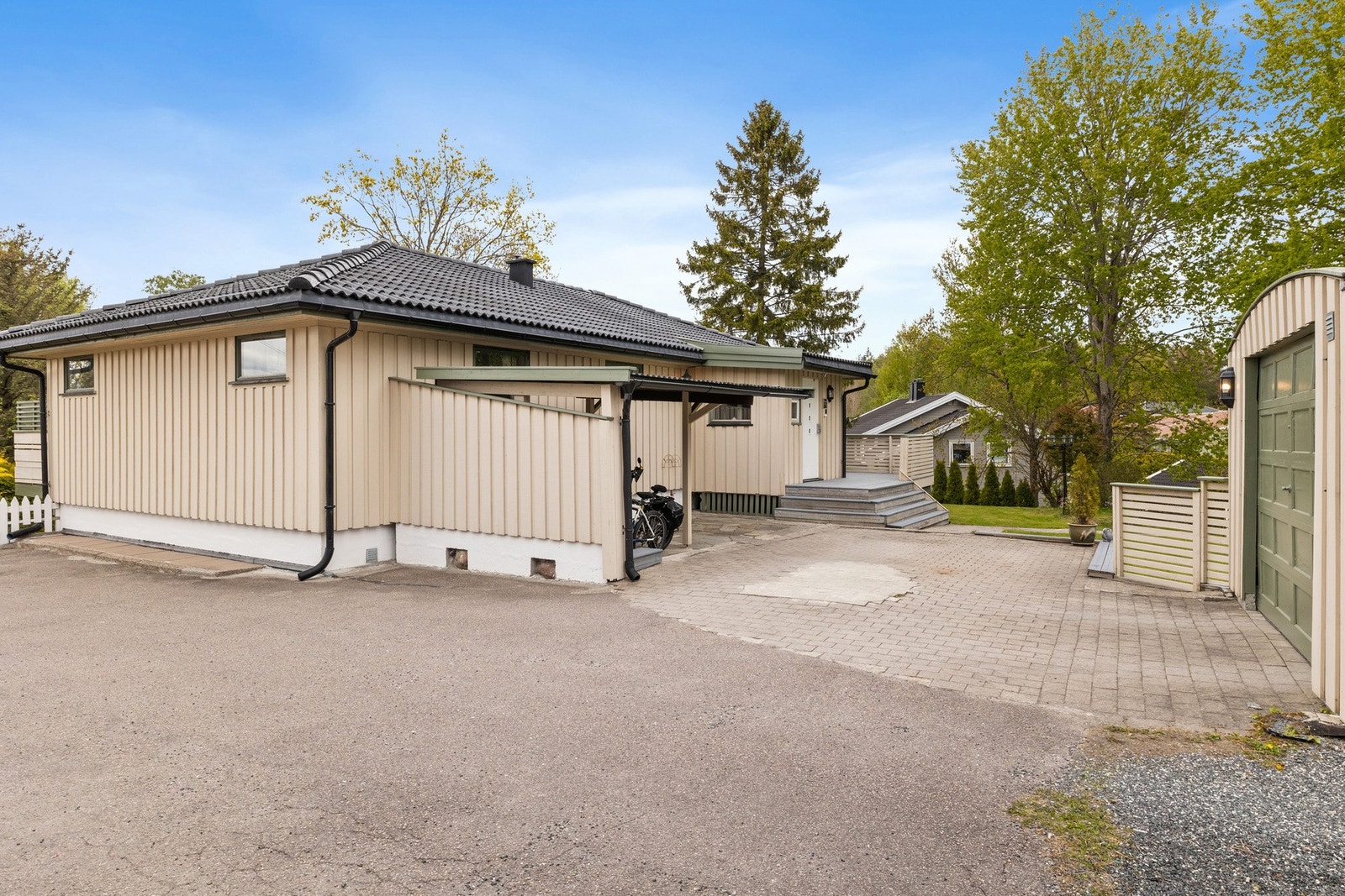 På eiendommen er det oppført en enkel garasje med integrert bod. Forøvrig parkering på egen tomt. Galleribilde