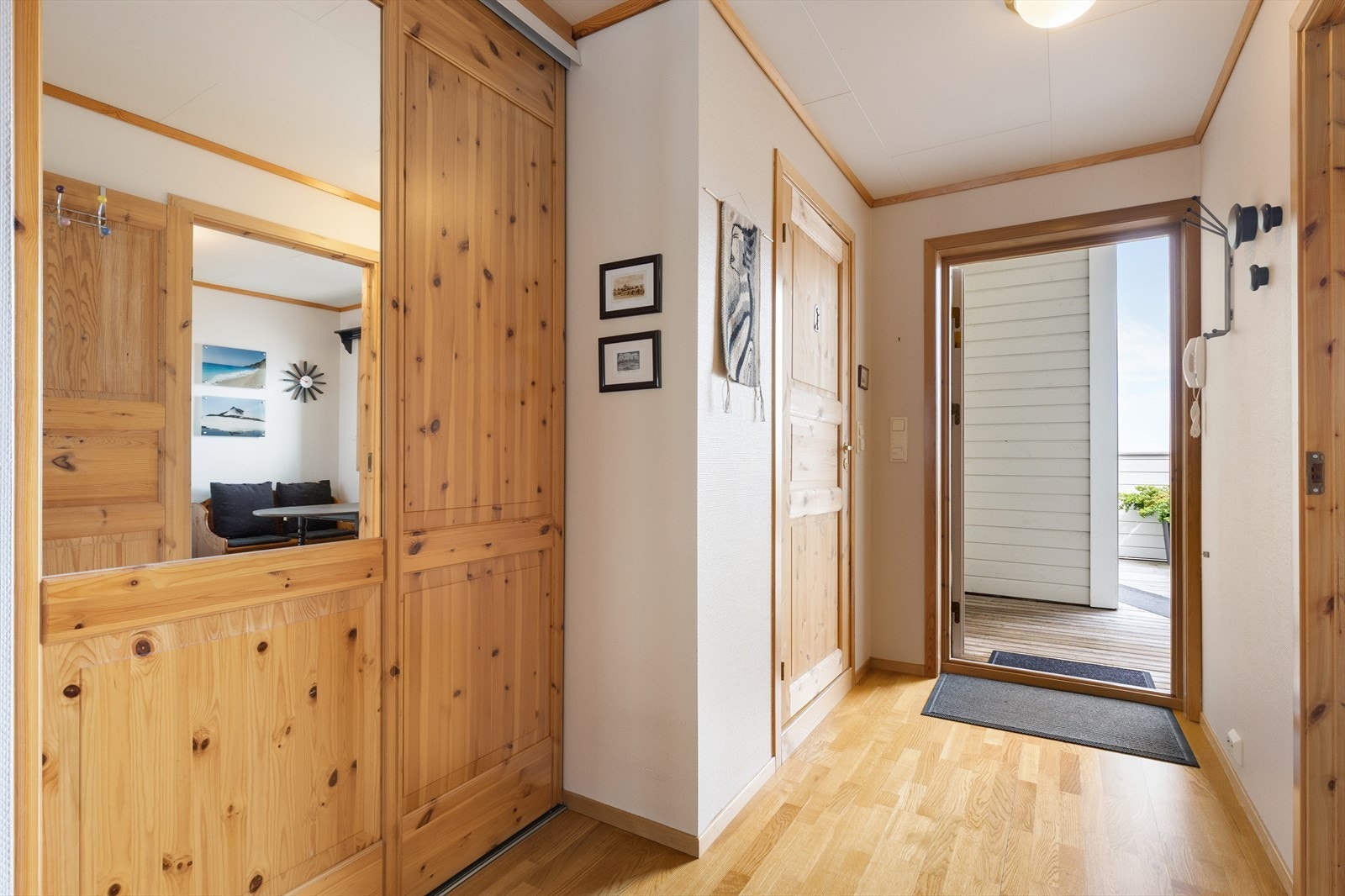 I entré er det praktisk skyvedørsgarderobe som gir bod plass til sko- og yttertøy. Galleribilde