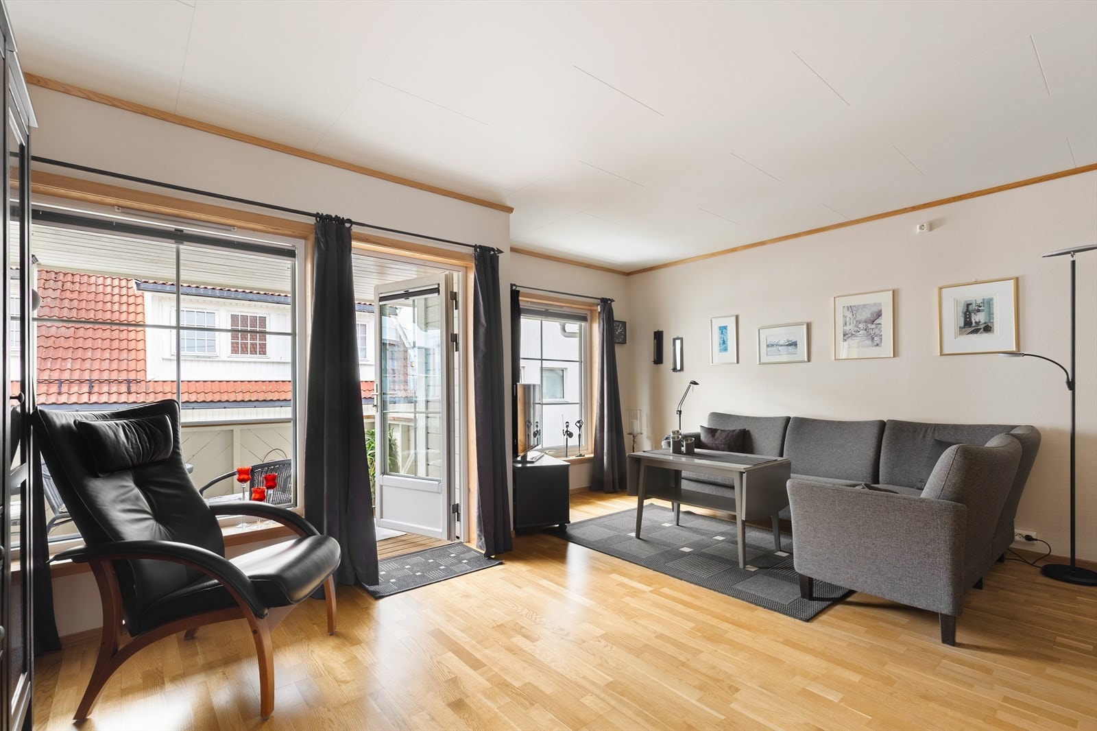 Stuen er lys og romslig med god plass til både sofagruppe og spisebord. Galleribilde