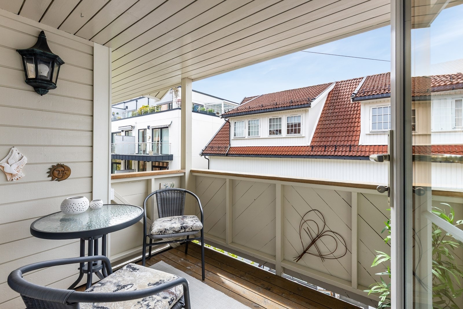 Velkommen til denne hyggelige leiligheten i Langesund sentrum med overbygget balkongen på ca. 4 m² med direkte utgang fra stuen. Galleribilde