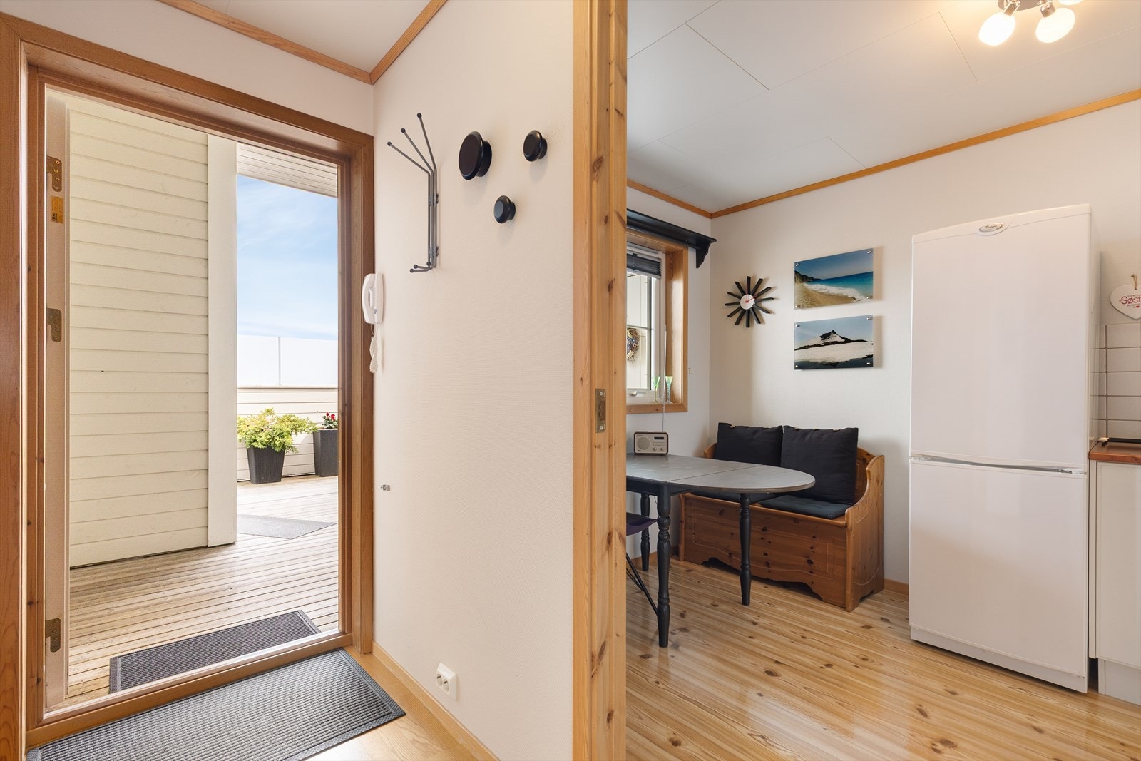 Entréen har belegg på gulv og profilerte furudører, som er gjennomgående i boligen. Galleribilde