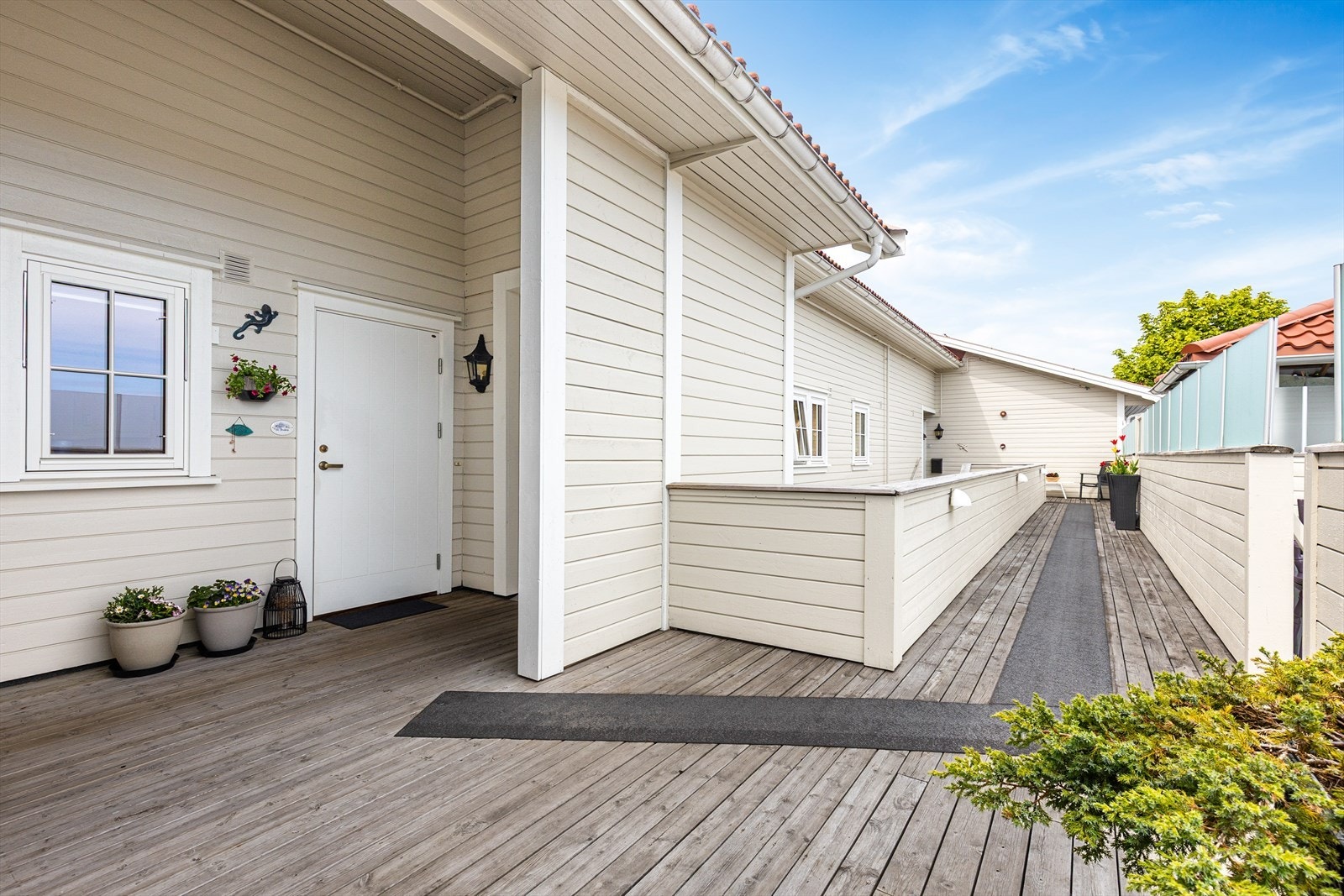 Fra den felles svalgangen er det inngang til både leiligheten og den private takterrassen. Galleribilde