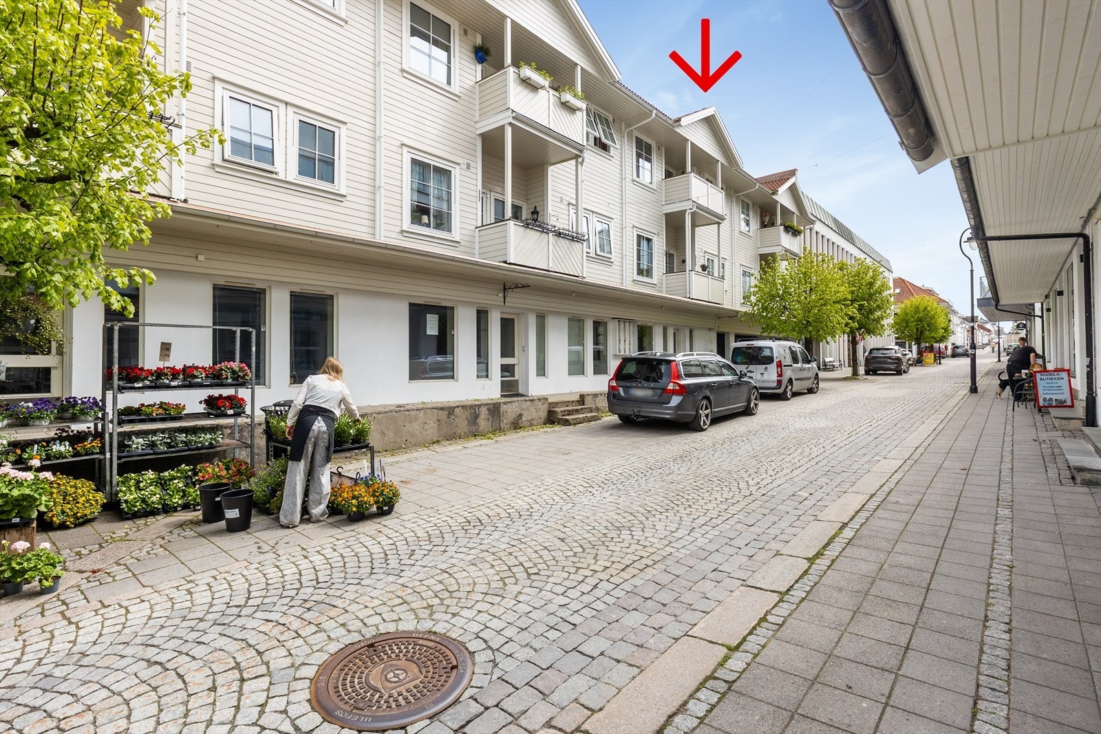 Leiligheten har en skjermet og fin plassering i den hyggelige Storgata, i Langesund sentrum. Galleribilde