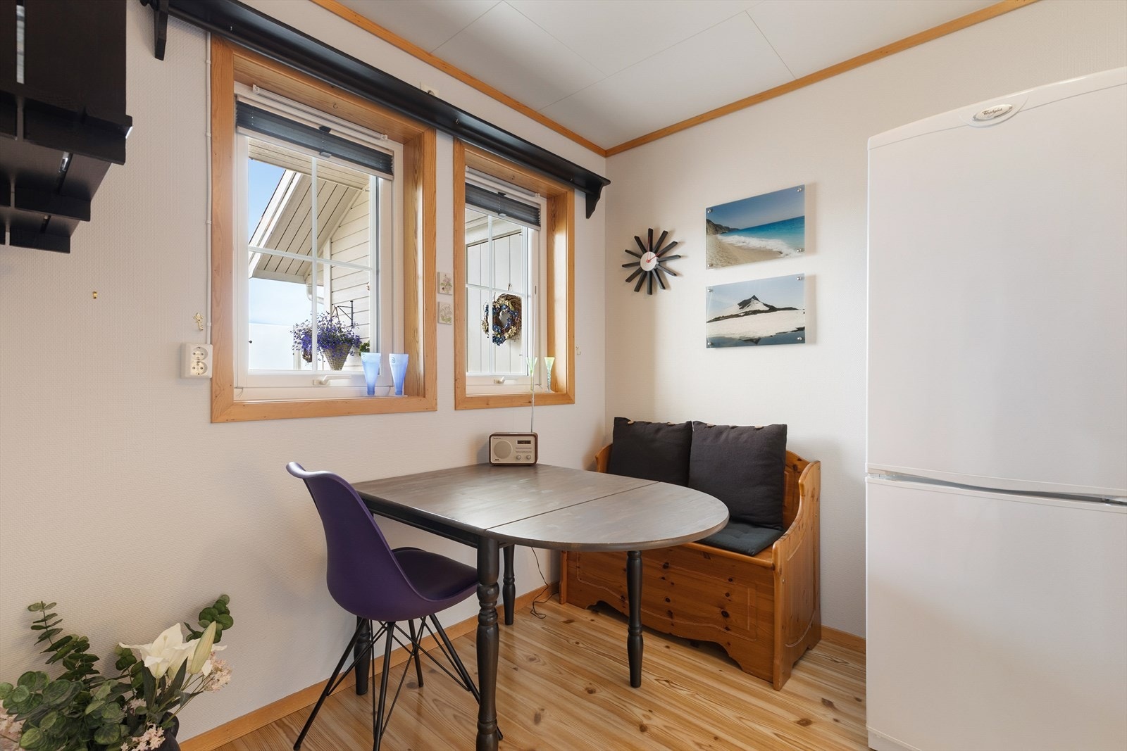 Kjøkkenet har en praktisk spiseplass for hverdagens måltider. Galleribilde