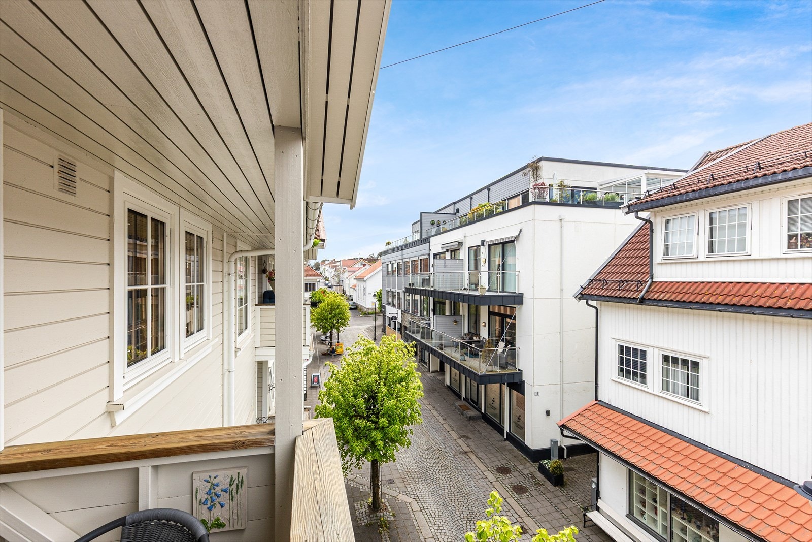 Et glimt av sentrumslivet og den hyggelige Storgata, fra leilighetens balkong. Galleribilde