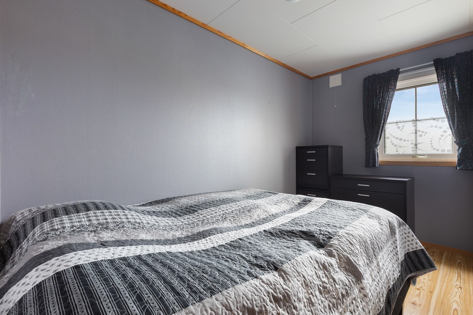 Romslig soverom med god plass til seng. Galleribilde