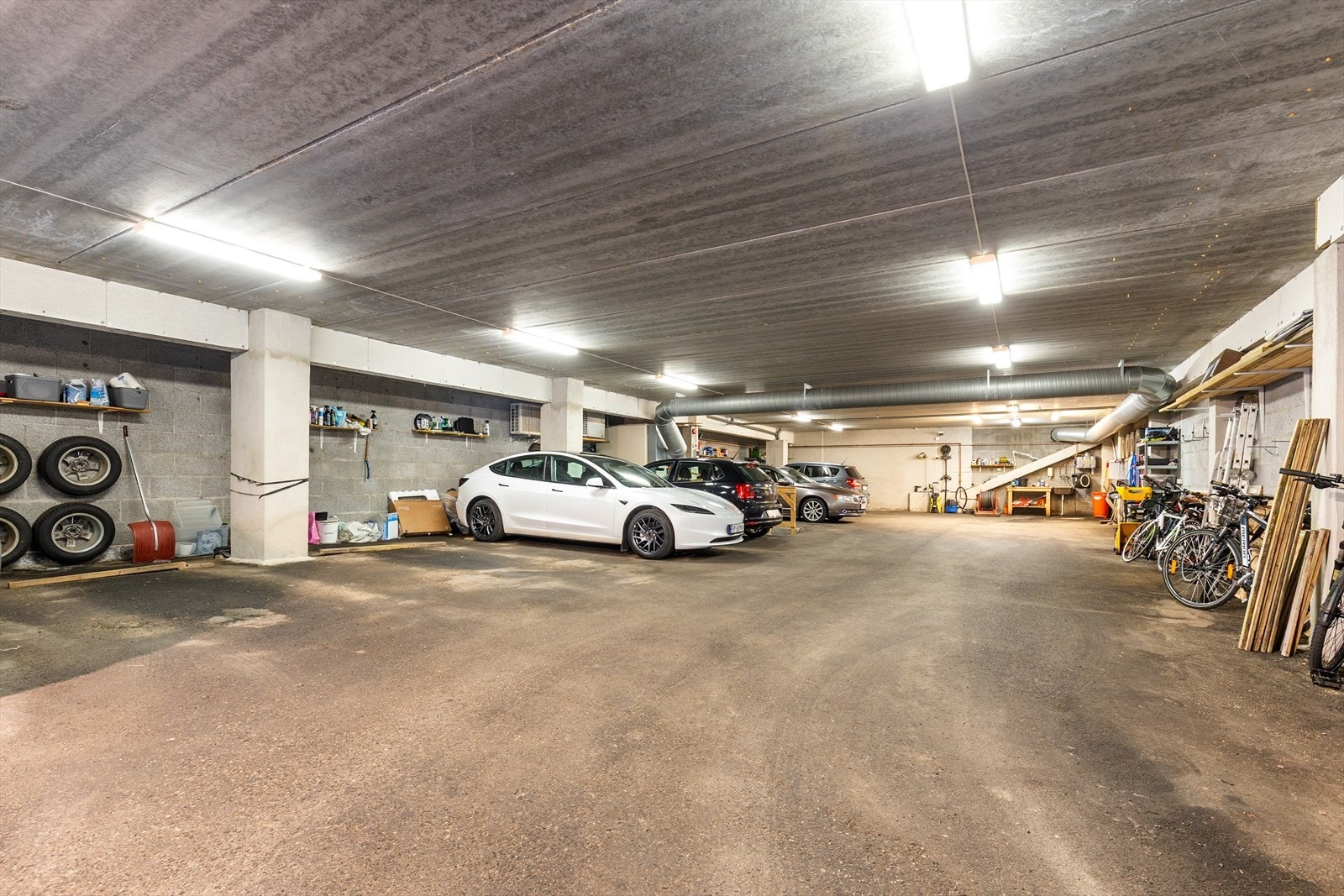 For den gjeldende leiligheten er det per dato en parkeringsplass, og dersom ingen med høyere ansiennitet melder ønske om plass, kan den overføres til ny eier. Det er per dags dato ingen på venteliste, kontakt megler. Galleribilde