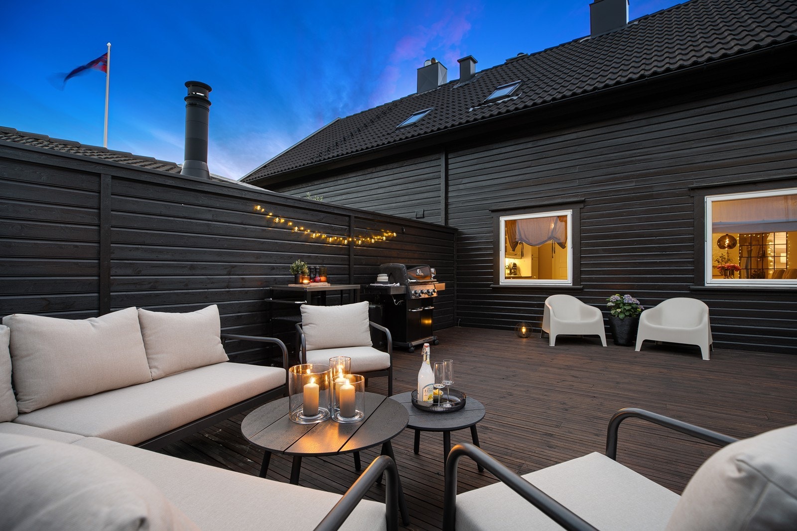 Utrolig flott og usjenert terrasse hvor alt ligger til rette for hyggelig sommerkvelder Galleribilde