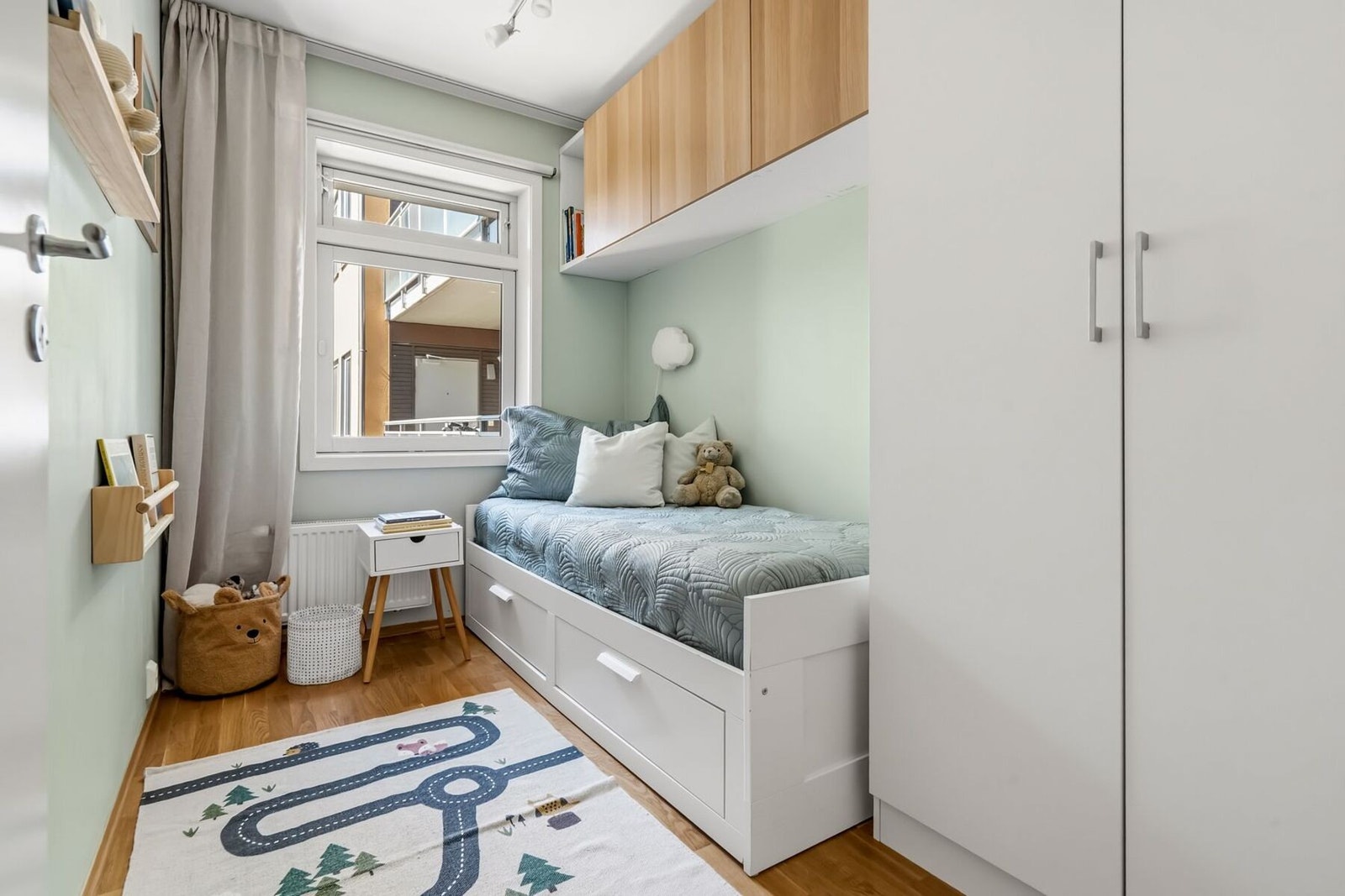 Soverom 2 benyttes i dag som barnerom. Her har man et rom som også egner seg som gjesterom eller hjemmekontor. Oppbevaring gjøres i fastmontert garderobe og i skap montert på vegg. Galleribilde