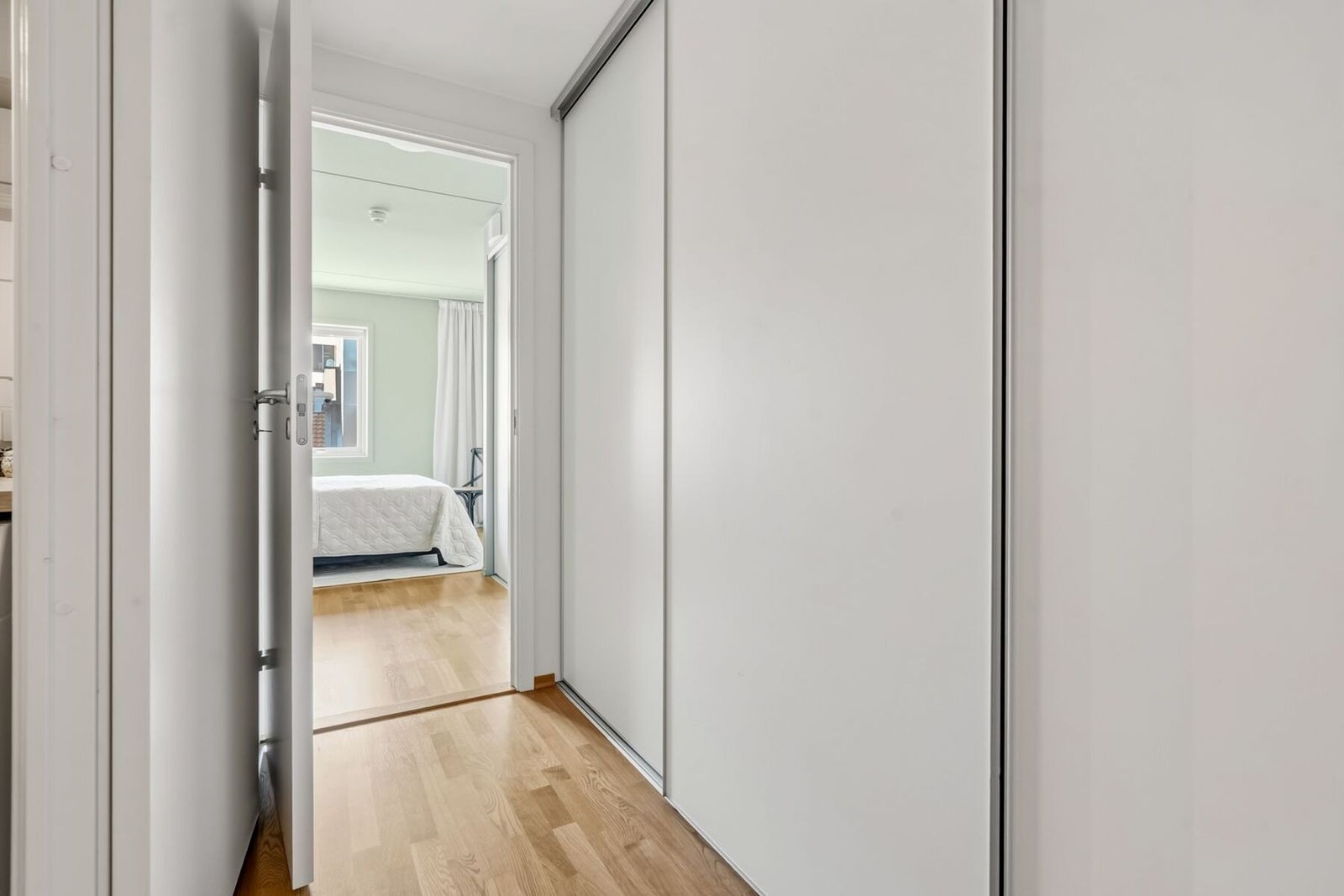 I mellomgangen mellom kjøkkenet og hovedsoverommet har man en stor flott skyvedørsgarderobe med rikelig med oppbevaringsplass. Galleribilde