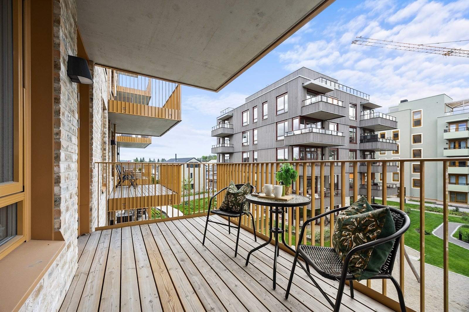 Balkongen har overbygg og det er god plass til sittegruppe. Galleribilde