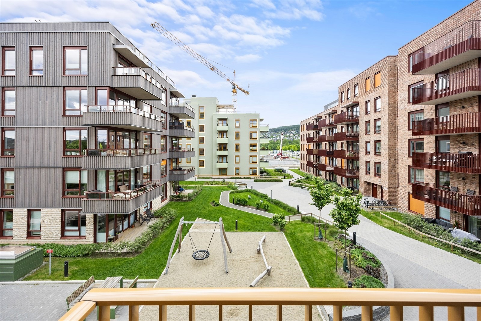 Fra balkongen har man utsyn til borettslagets fellesområde. Galleribilde