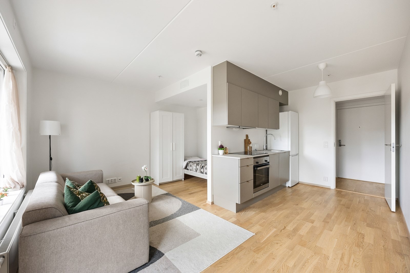 Rommet har store vindusflater for rikelig med naturlig lysinnslipp. Galleribilde
