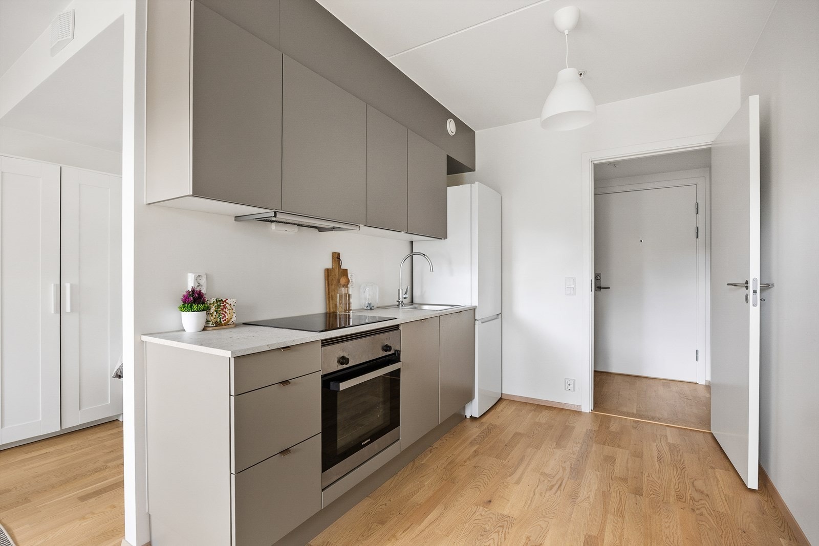 Kjøkkenet har slette fronter og laminat benkeplate. Galleribilde