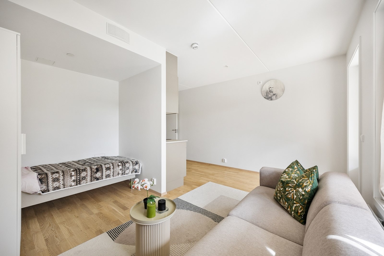 Veggflatene i leiligheten er lysmalte og det er parkett på gulv. Galleribilde