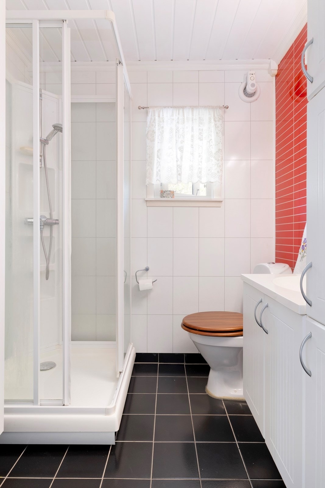 Bad i hovudetasjen, innreia med dusjkabinett og flis med varme i golv. Galleribilde
