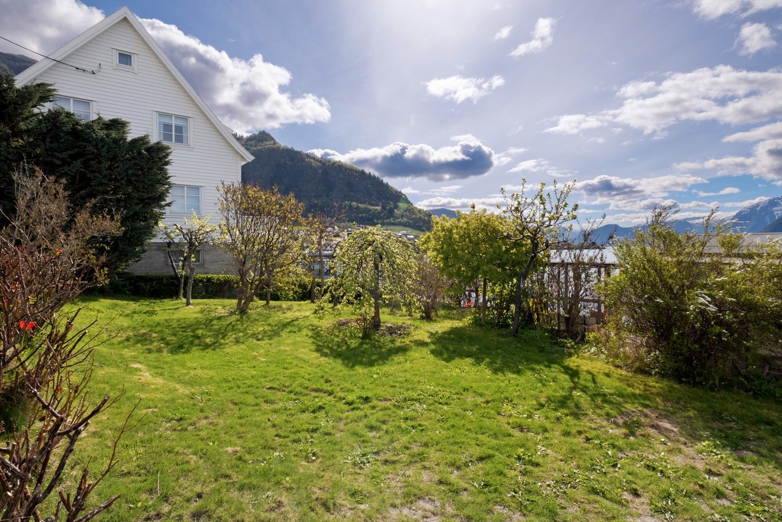 Tomta på litt over 1,1 mål er fint opparbeidd med plen og diverse beplantning, og har rikeleg av boltreplass for heile familien. Galleribilde