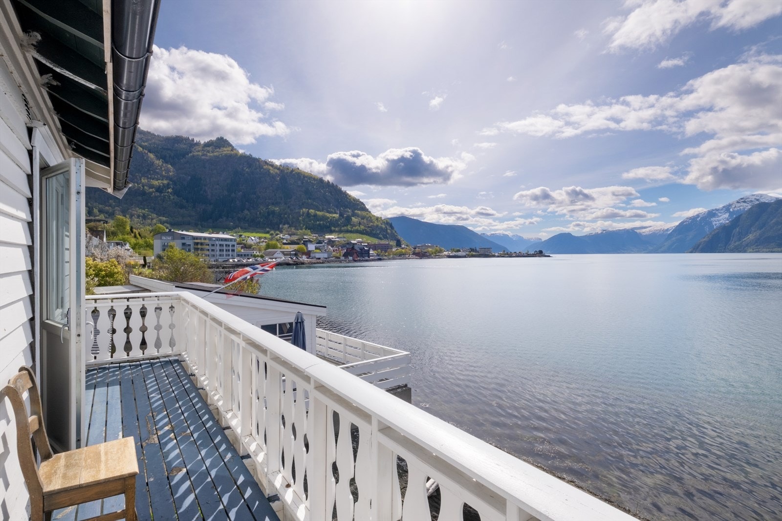 Sjekk utsikta! Her kan ein nyte det gode liv ved fjorden, med alle sentrumsfasilitetar berre nokre minutt unna. Galleribilde