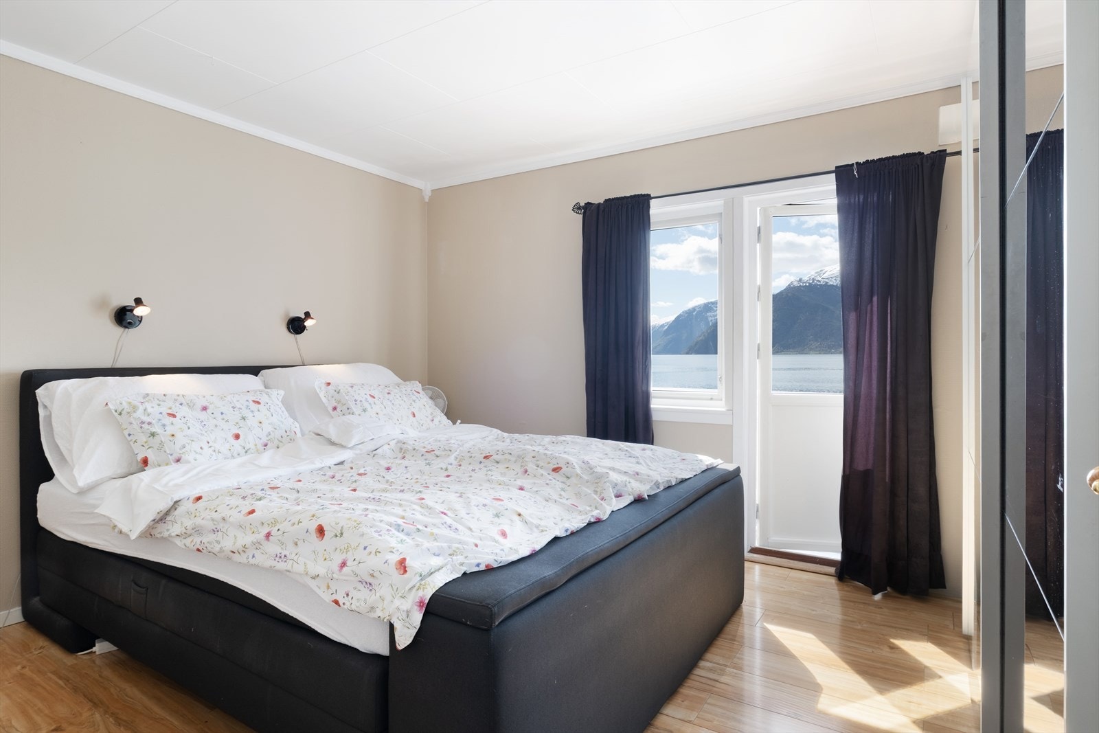 Bustaden har i alt tre soverom, her hovudsoverom innreia med skyvedørsgarderobe og direkte utgang til ein sørleg vendt altan. Galleribilde