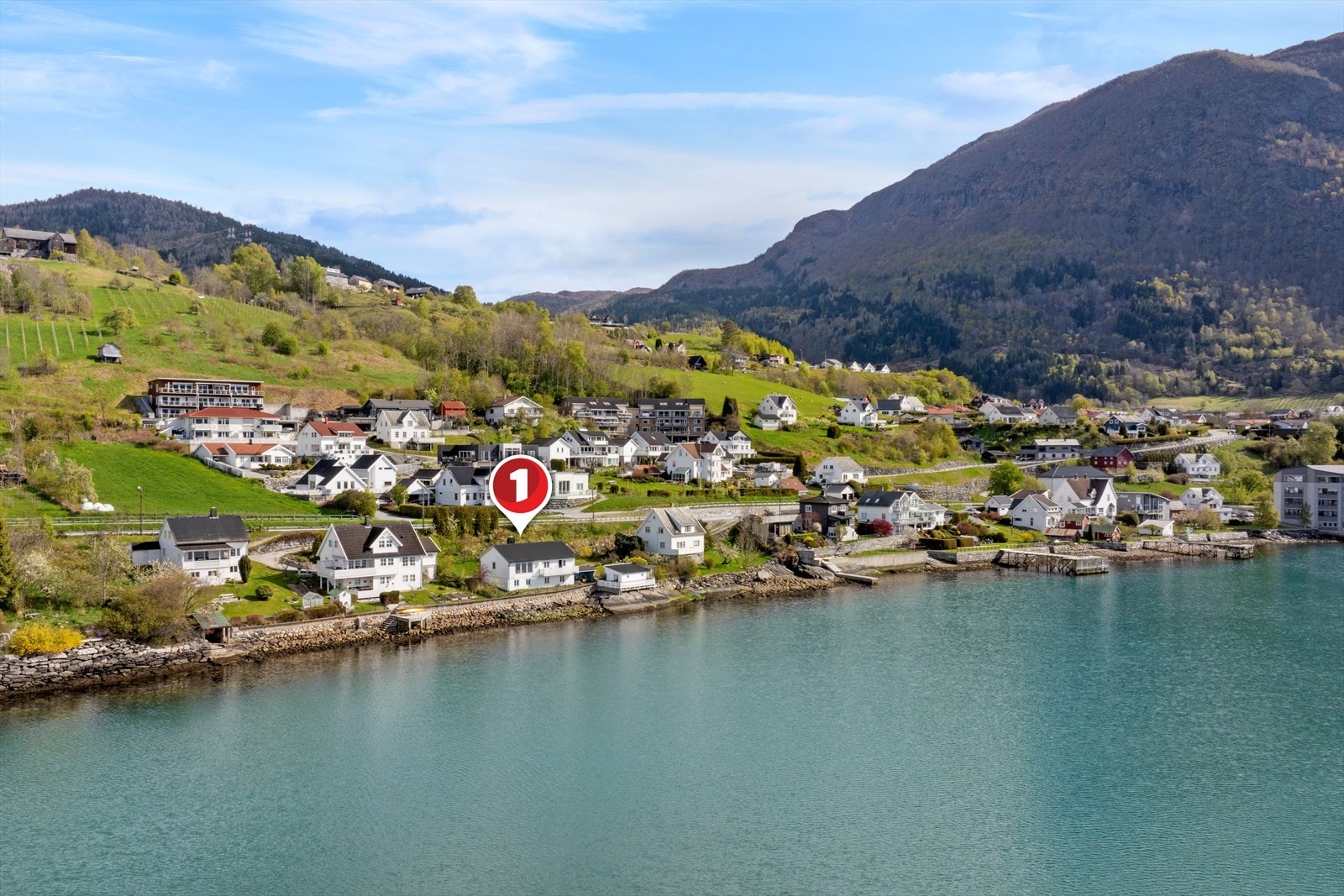 Unik og attraktiv eigedom med skjerma plassering heilt i sjøkanten, med tilhøyrande naust og eiga strandlinje! Galleribilde