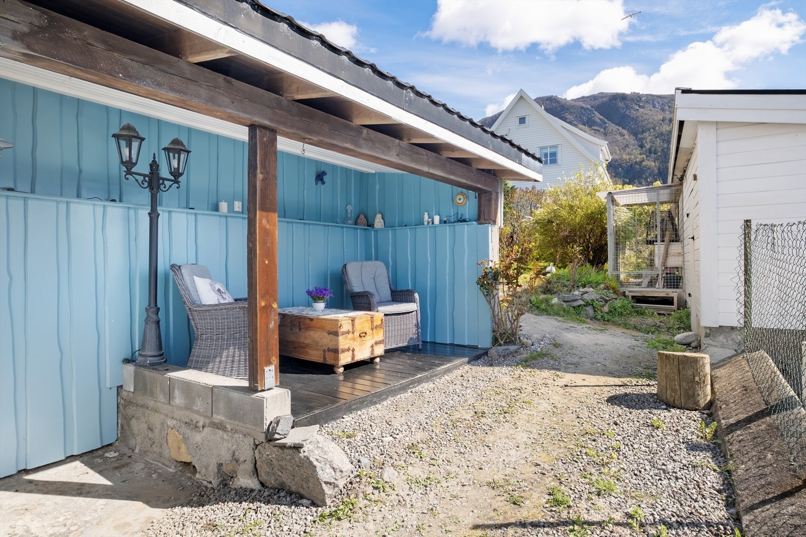 Bustaden har fleire fine uteplassar, kor ein kan nyte den vakre utsikta over fjorden uansett vær. Galleribilde