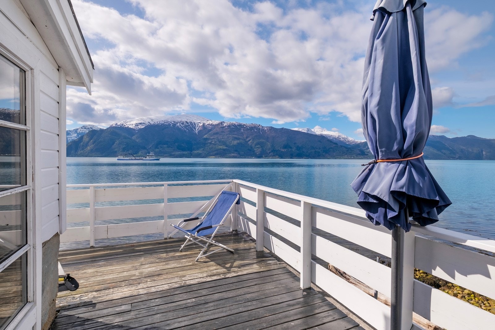 Her har ein direkte tilkomst til fjorden og eiga strandlinje for eit aktivt sjøliv. Galleribilde