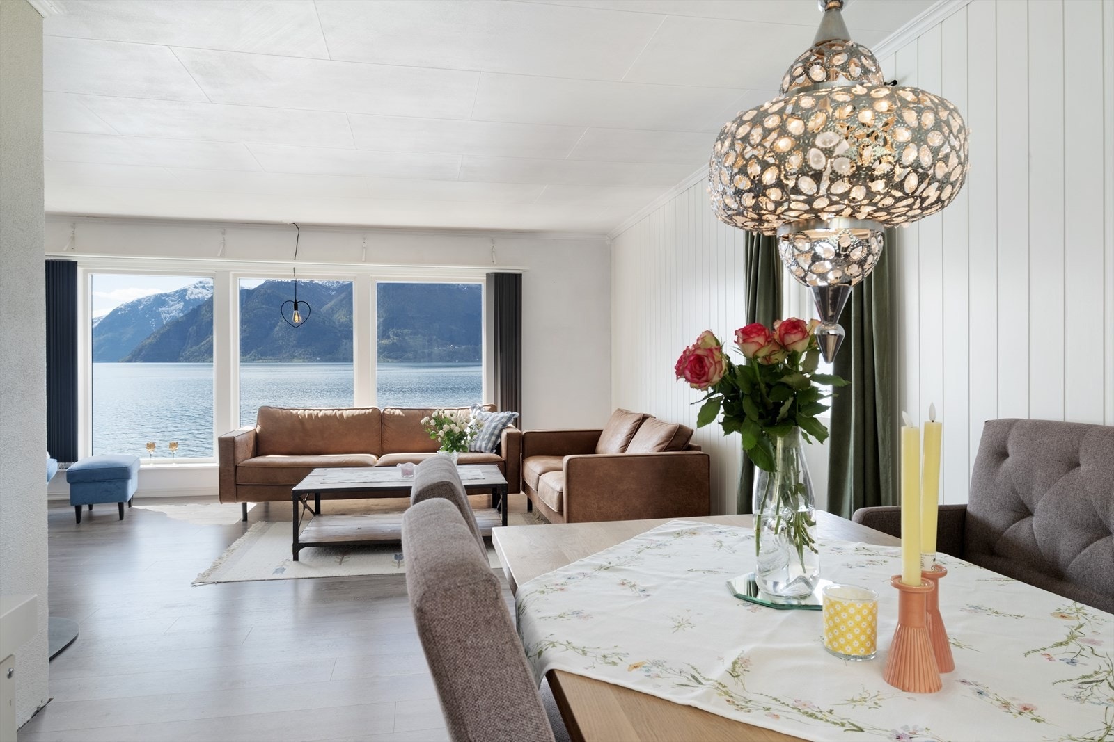 Her kan ein innta middagen med nydeleg utsikt over fjorden. Galleribilde