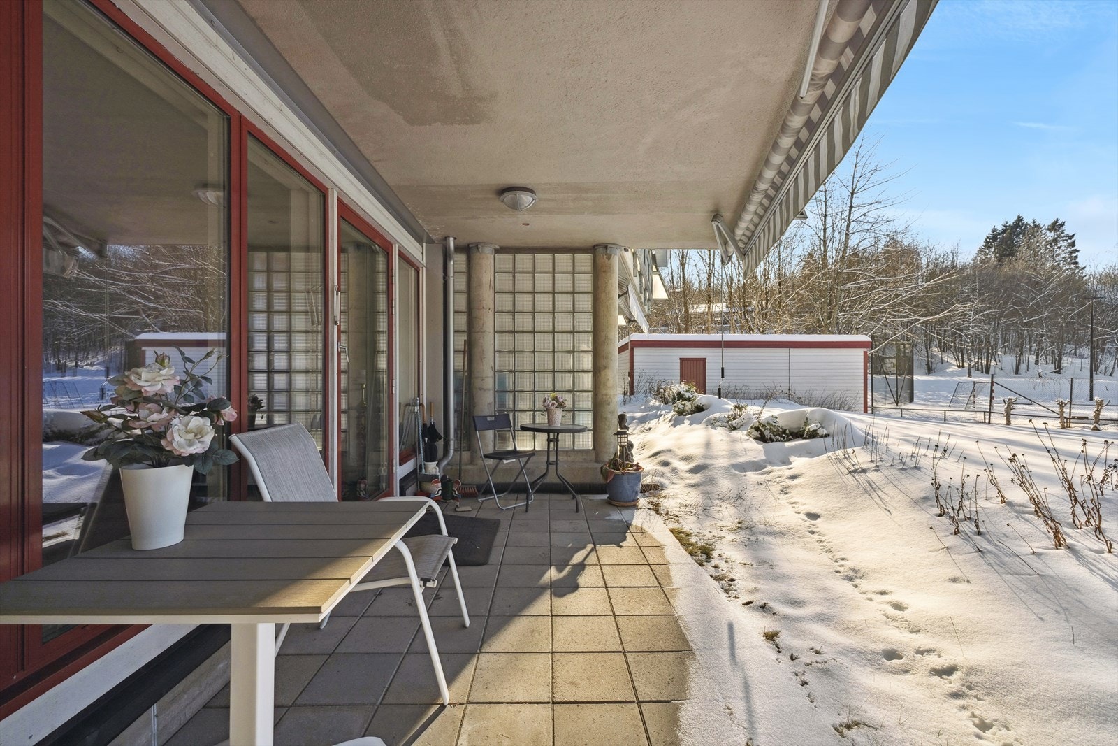 Her er det god plass til utemøbler, hvor man kan slappe av og nyte rolige omgivelser. Galleribilde