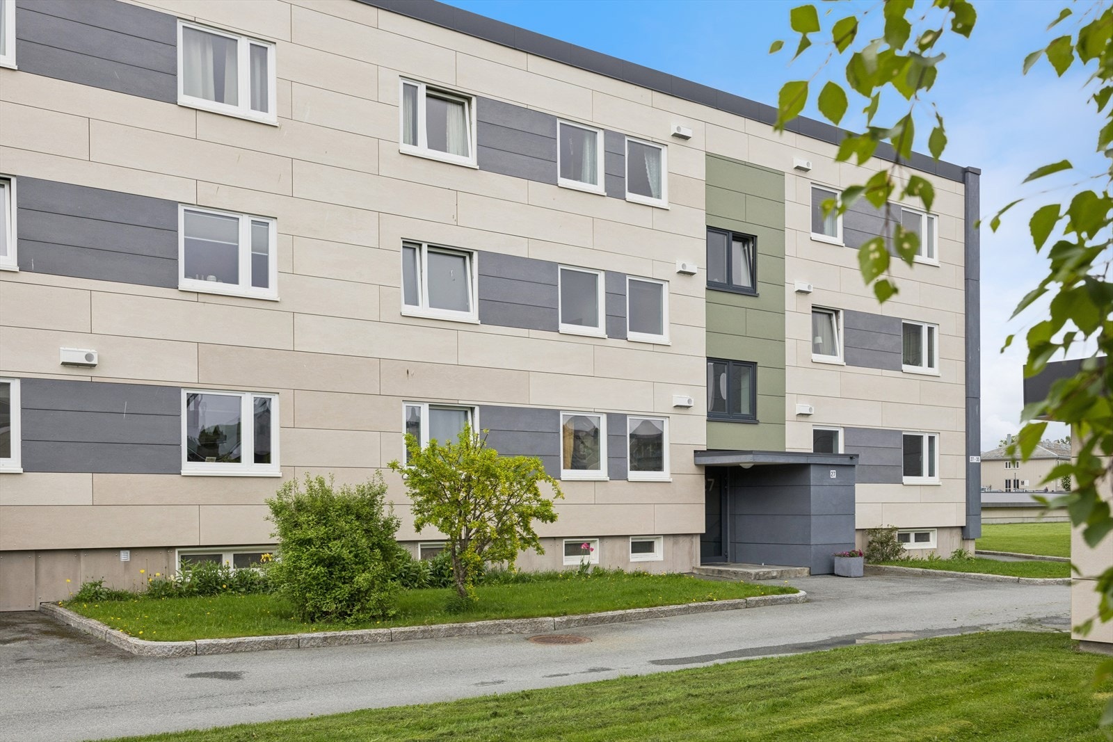 Bygningens fasade ble oppgradert med nye fasadeplater og vinduer i 2020. Galleribilde
