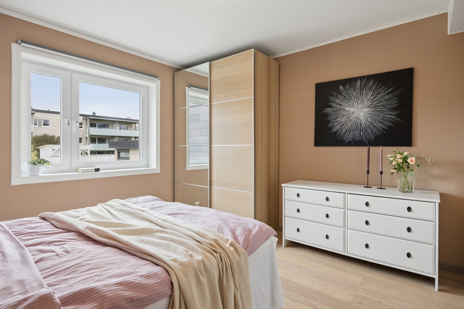 Godt med oppbevaringsplass i skyvedørsgarderobe. Galleribilde