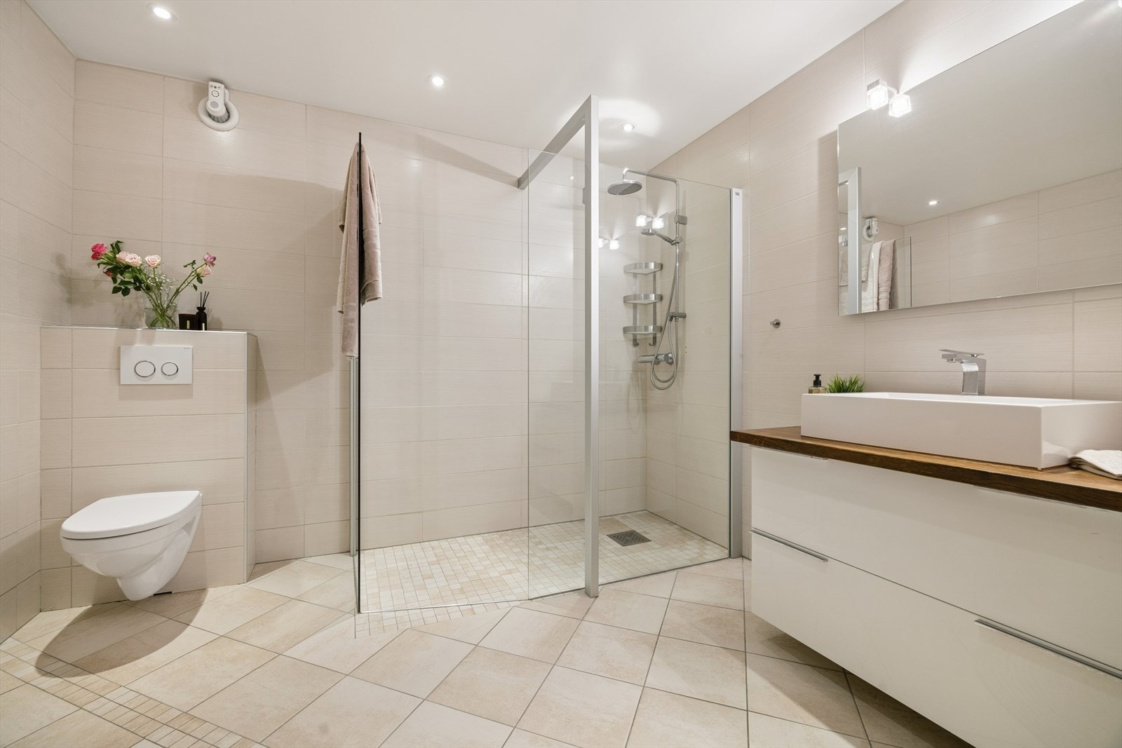 Badet er utstyrt med vegghengt toalett, dusjhjørne med glassvegger og rør-i-rør-system. Galleribilde