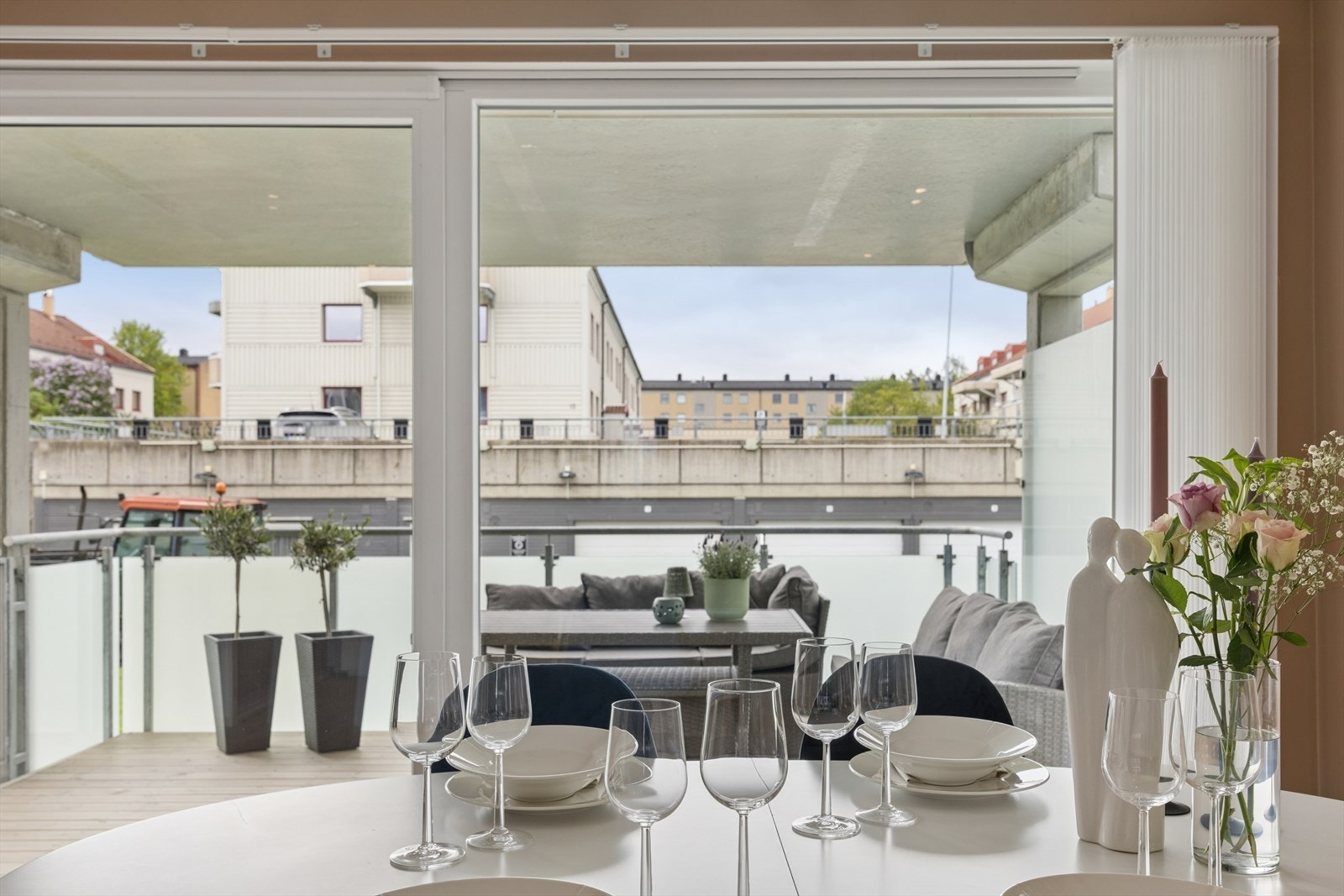 Leiligheten disponerer tre boder i kjelleren, som gir rikelig med lagringsplass. Galleribilde