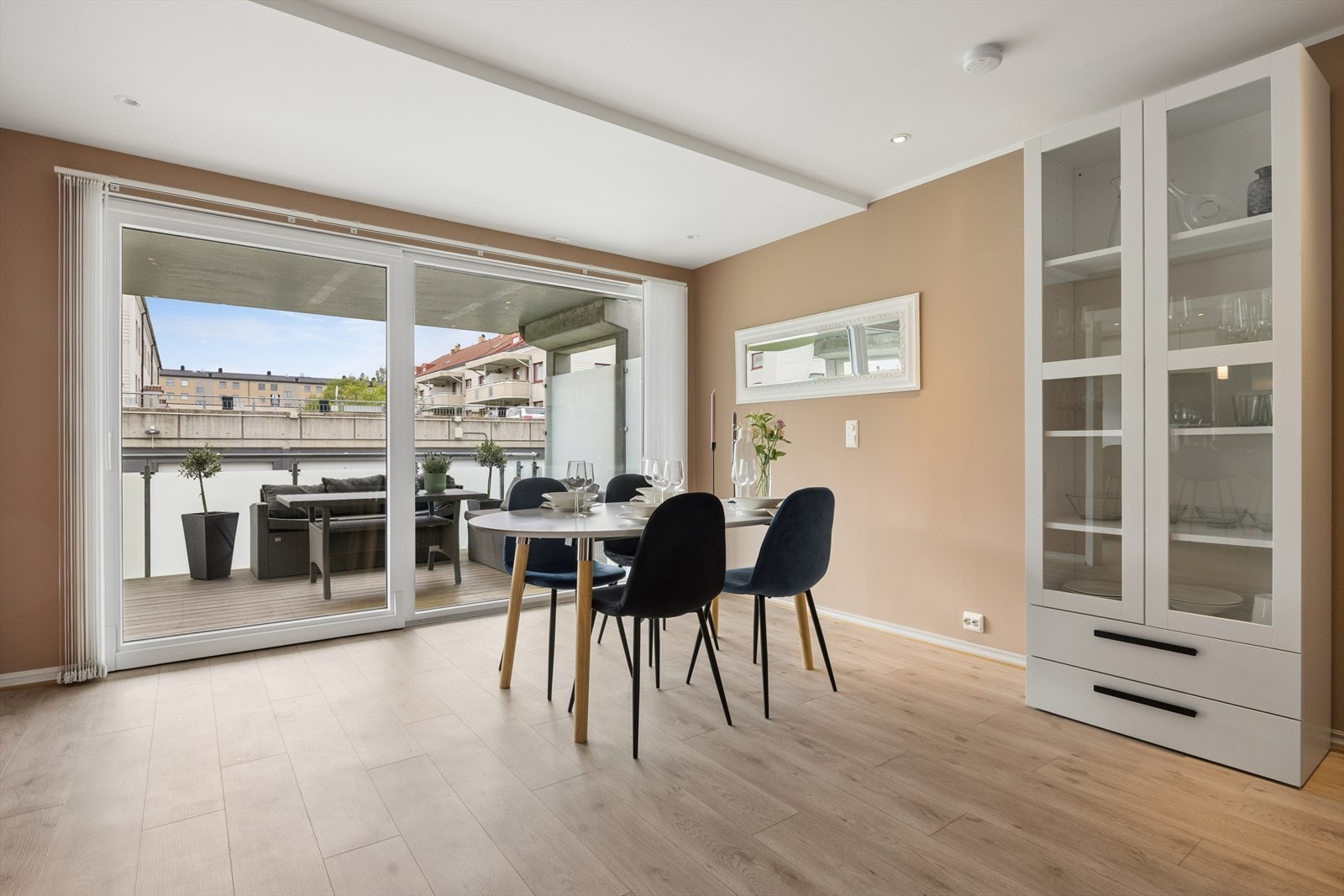 Fra spisestuen er det direkte utgang til den nye balkongen. Galleribilde