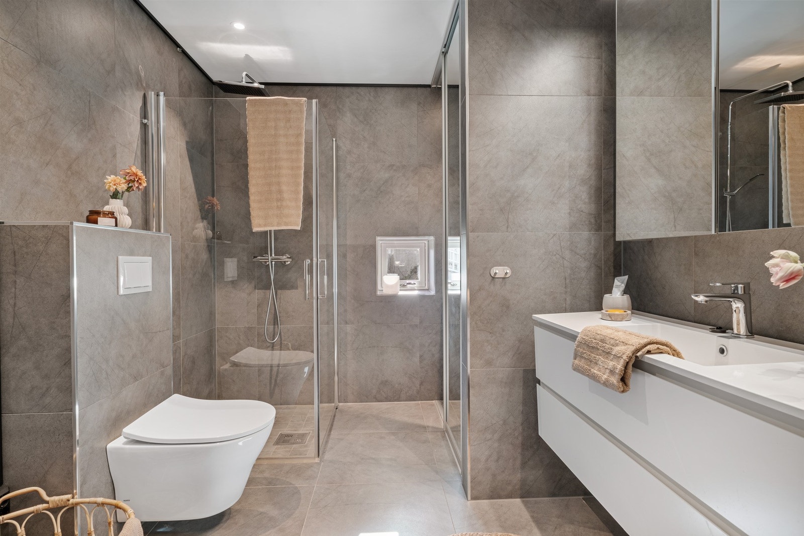 - Badet ble også oppgradert i 2019 og fremstår lekkert og moderne med helflisede overflater - Galleribilde