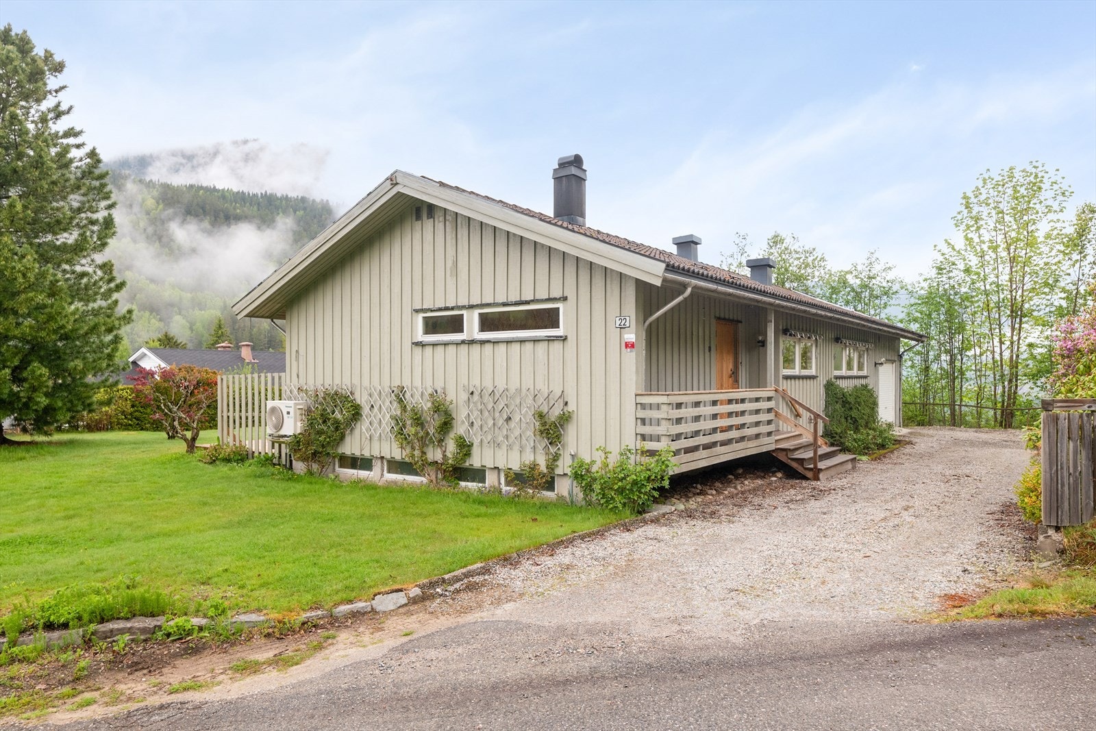 Eiendommen ligger i et rolig og barnevennlig boligområde på Bringsås, med gangavstand til både skole og barnehage. Galleribilde