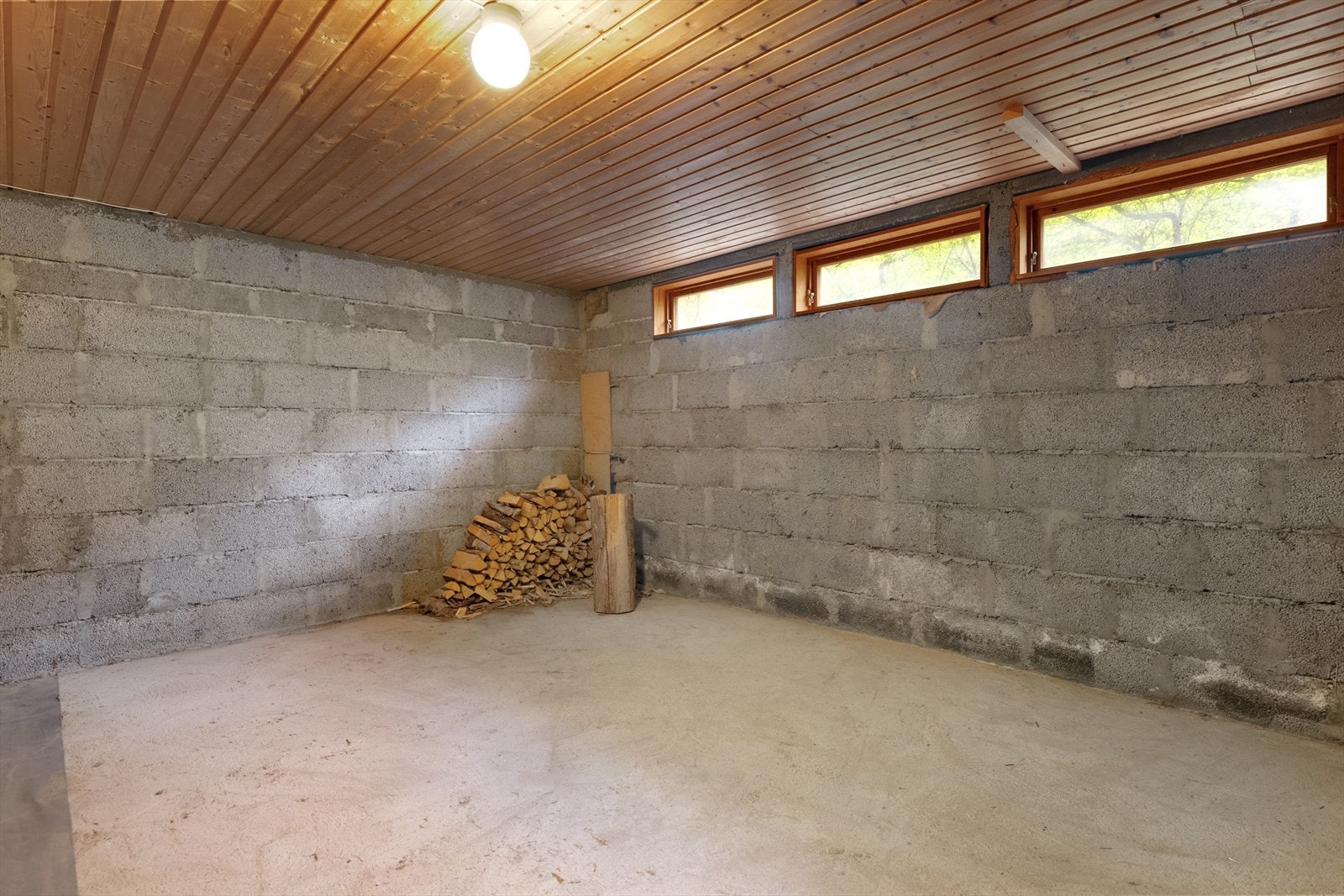 Kjelleren byr på svært gode lagringsmuligheter med totalt fire boder. Galleribilde