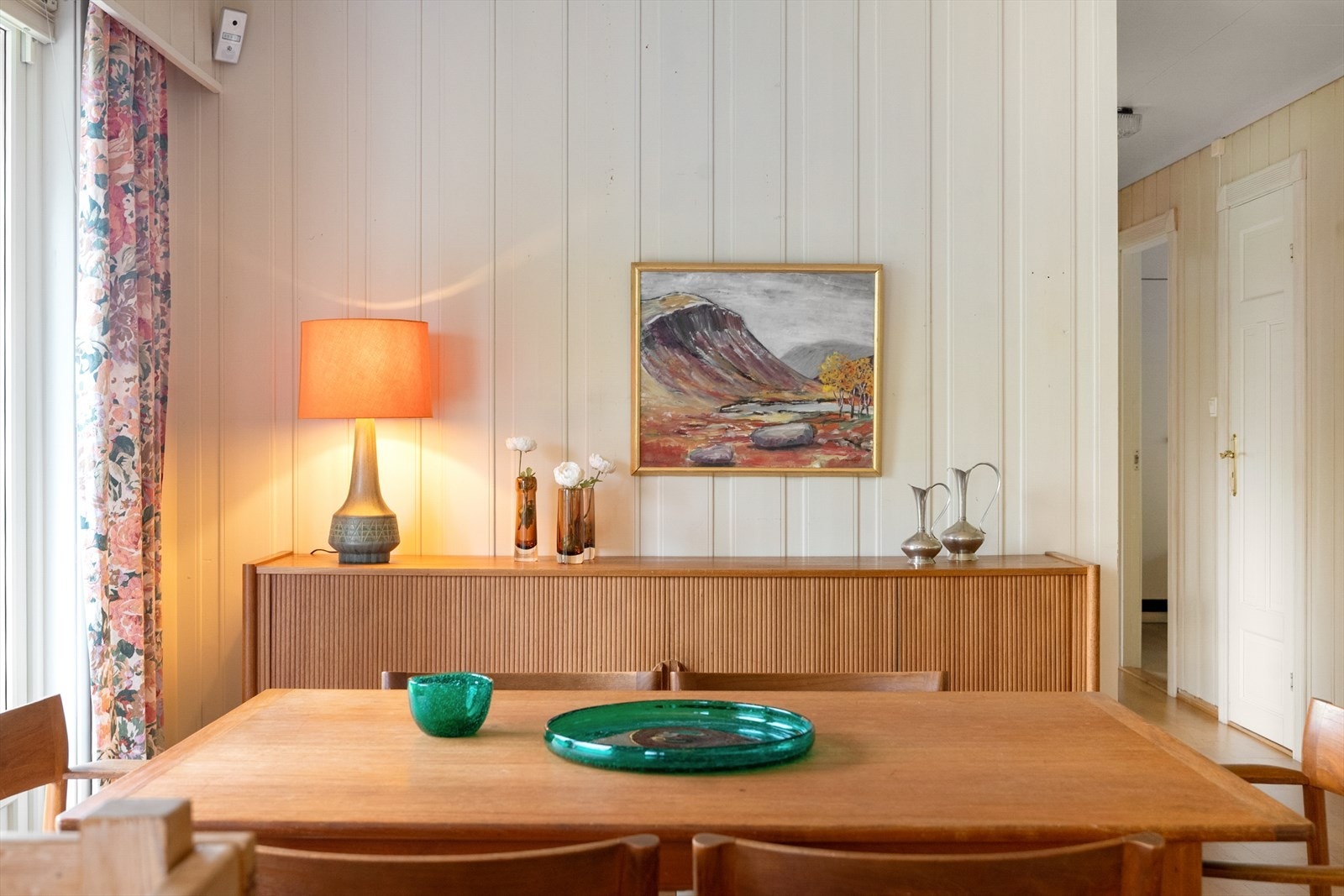 God plass til skjenk eller annen oppbevaring i tilknytning til spisestuen. Galleribilde