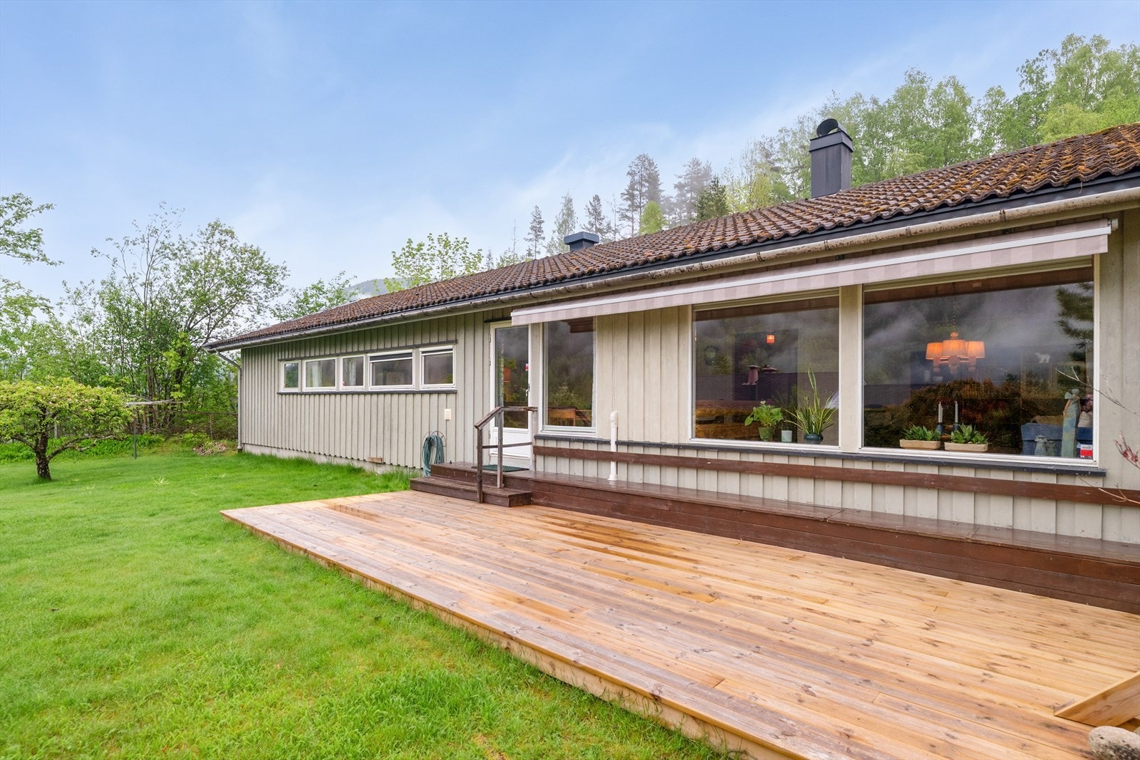 Terrassen utenfor stuen er på 23 m² og bygget med impregnerte terrassebord. Galleribilde