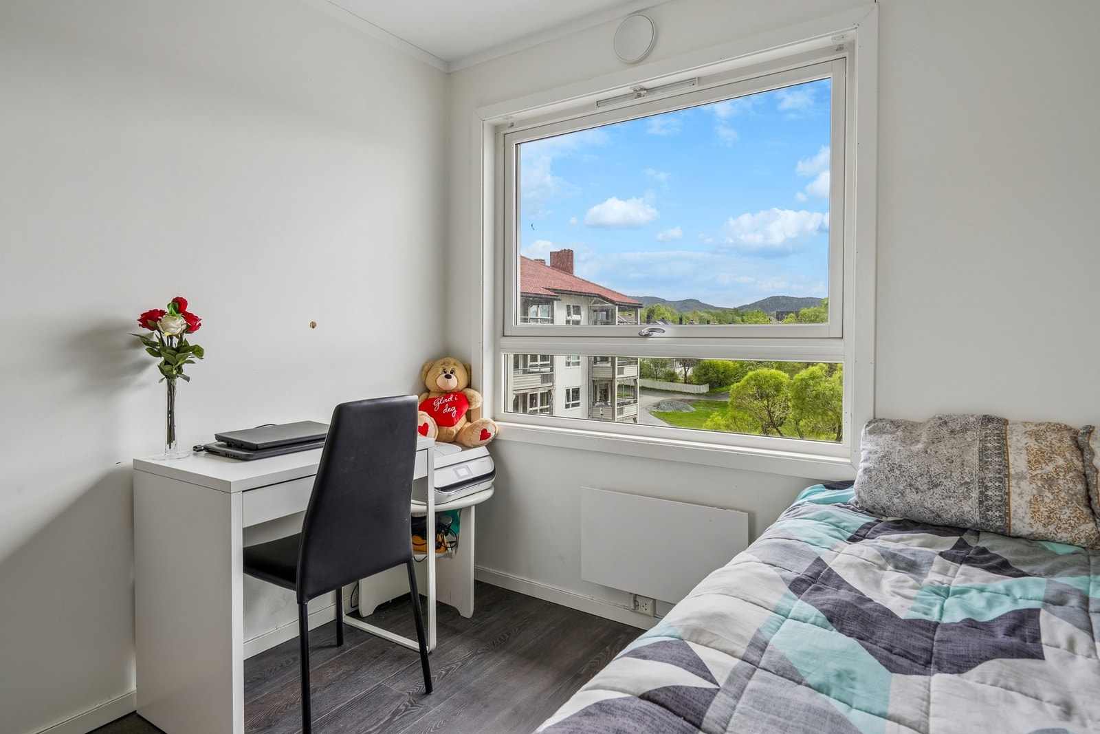 Alle tre soverom har store vinduer som slipper inn rikelig med dagslys. Galleribilde