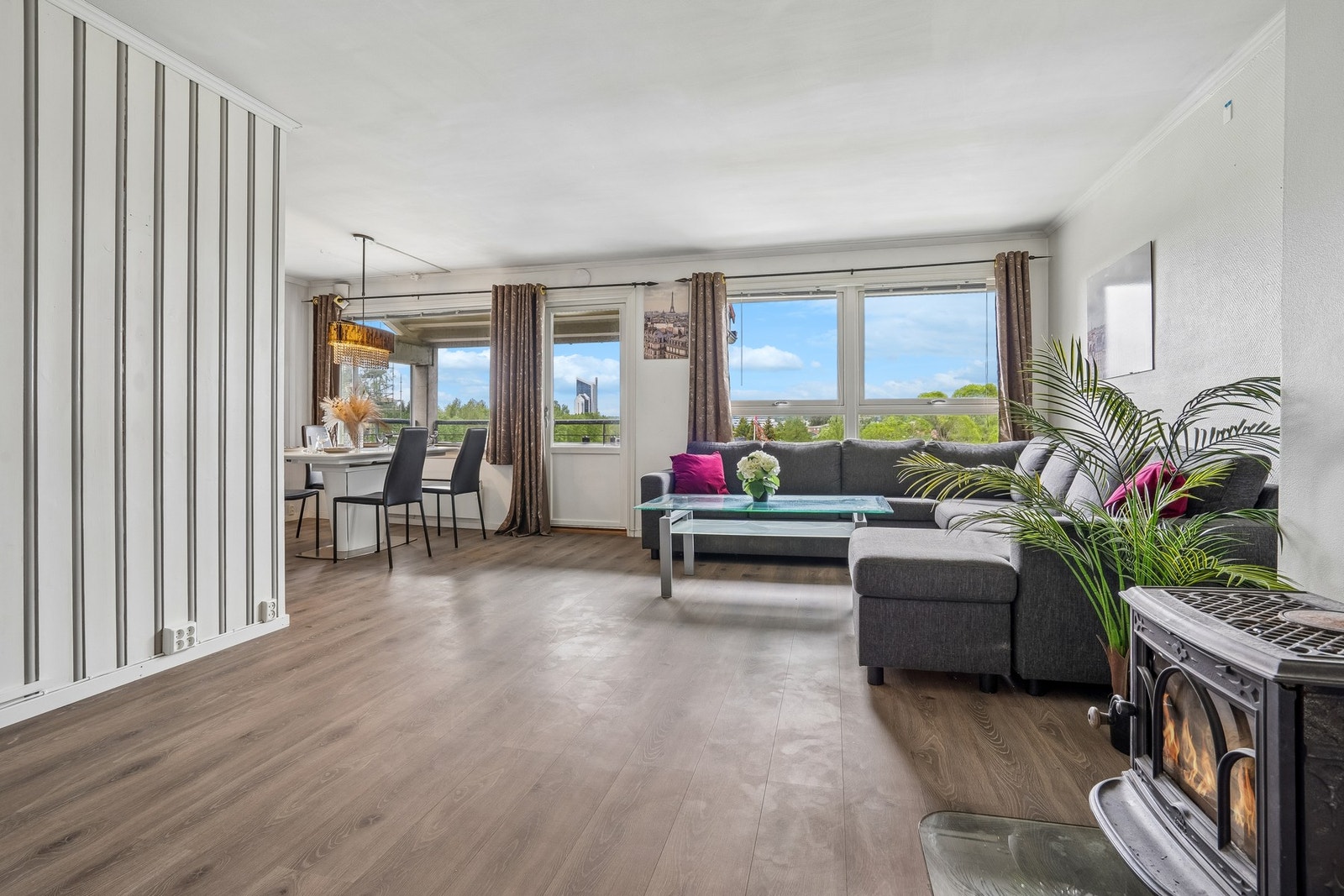Ildsted på stue som varmer godt på kalde vinterdager. Galleribilde