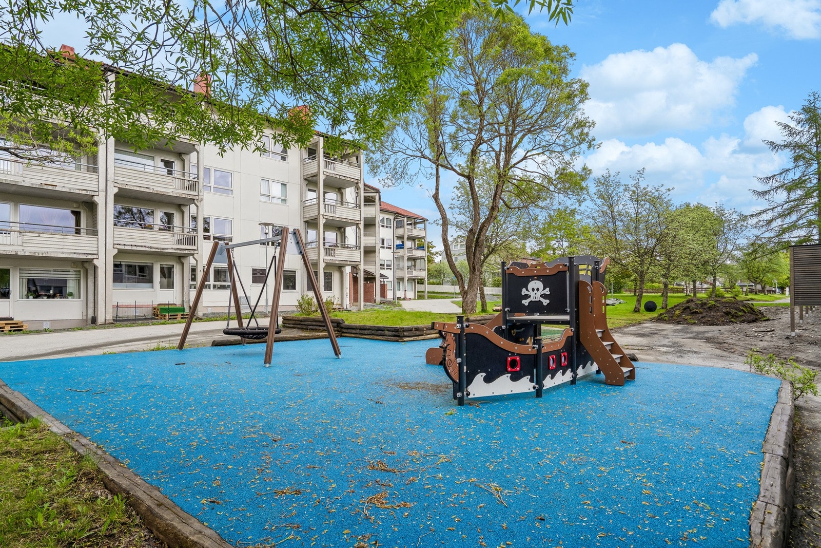 Veldig fint opparbeidet uteområde med både grøntareal og lekeplass. Galleribilde