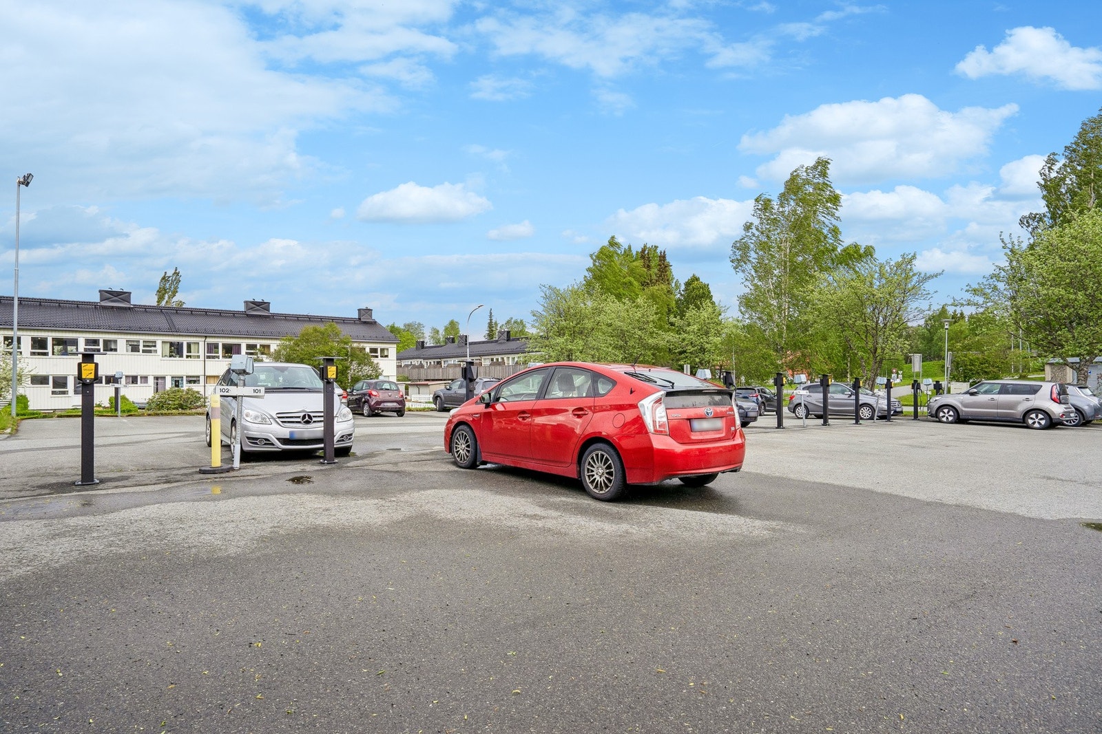 Det følger en parkeringsplass med elbillader med leiligheten. Galleribilde