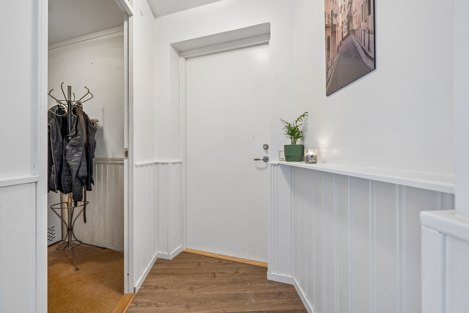 Lys og innbydende entre med en intern bod som passer perfekt til oppbevaring av yttertøy og sko. Galleribilde