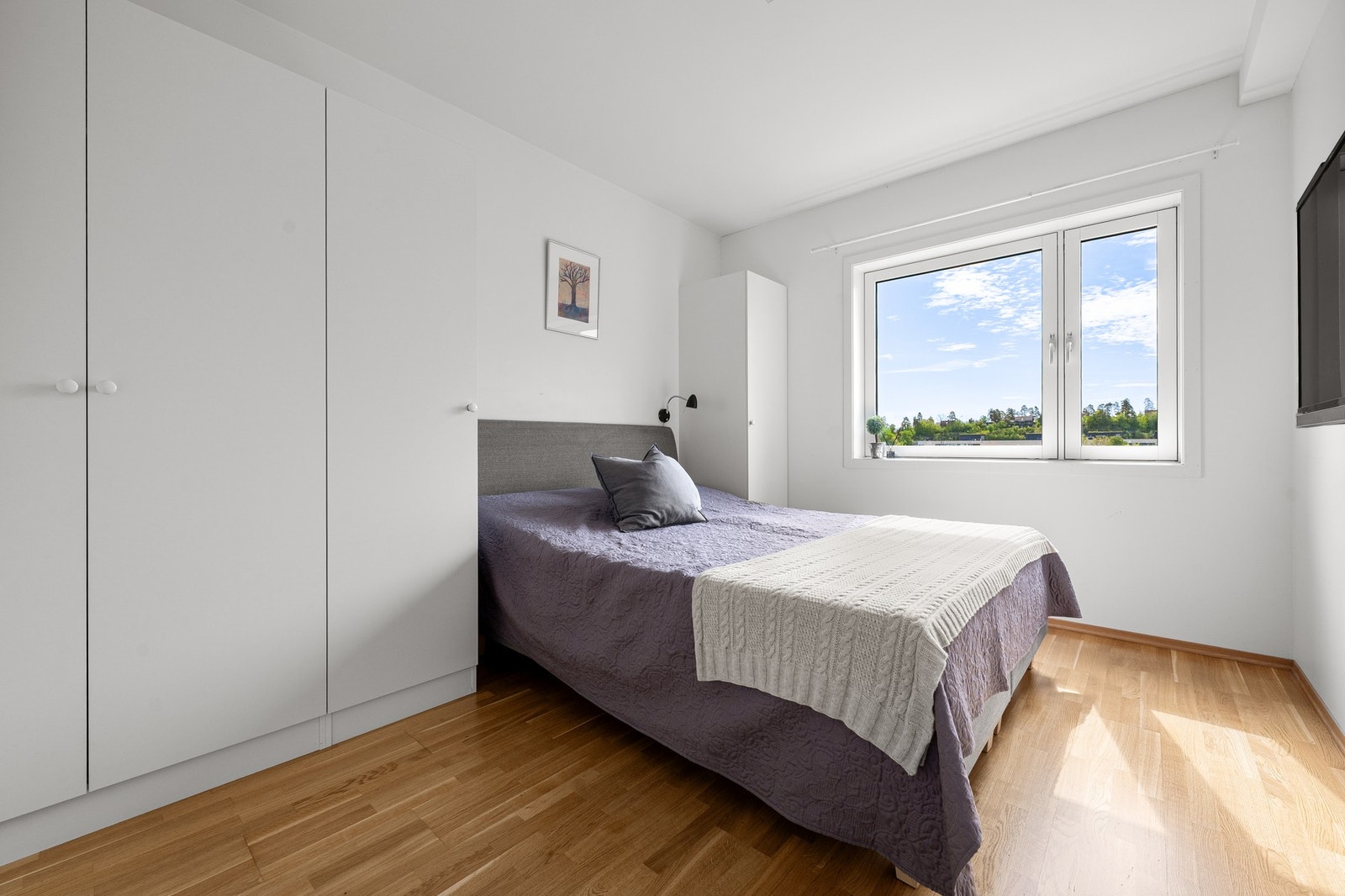 Soverommet med garderobe og inngang til egen bod Galleribilde