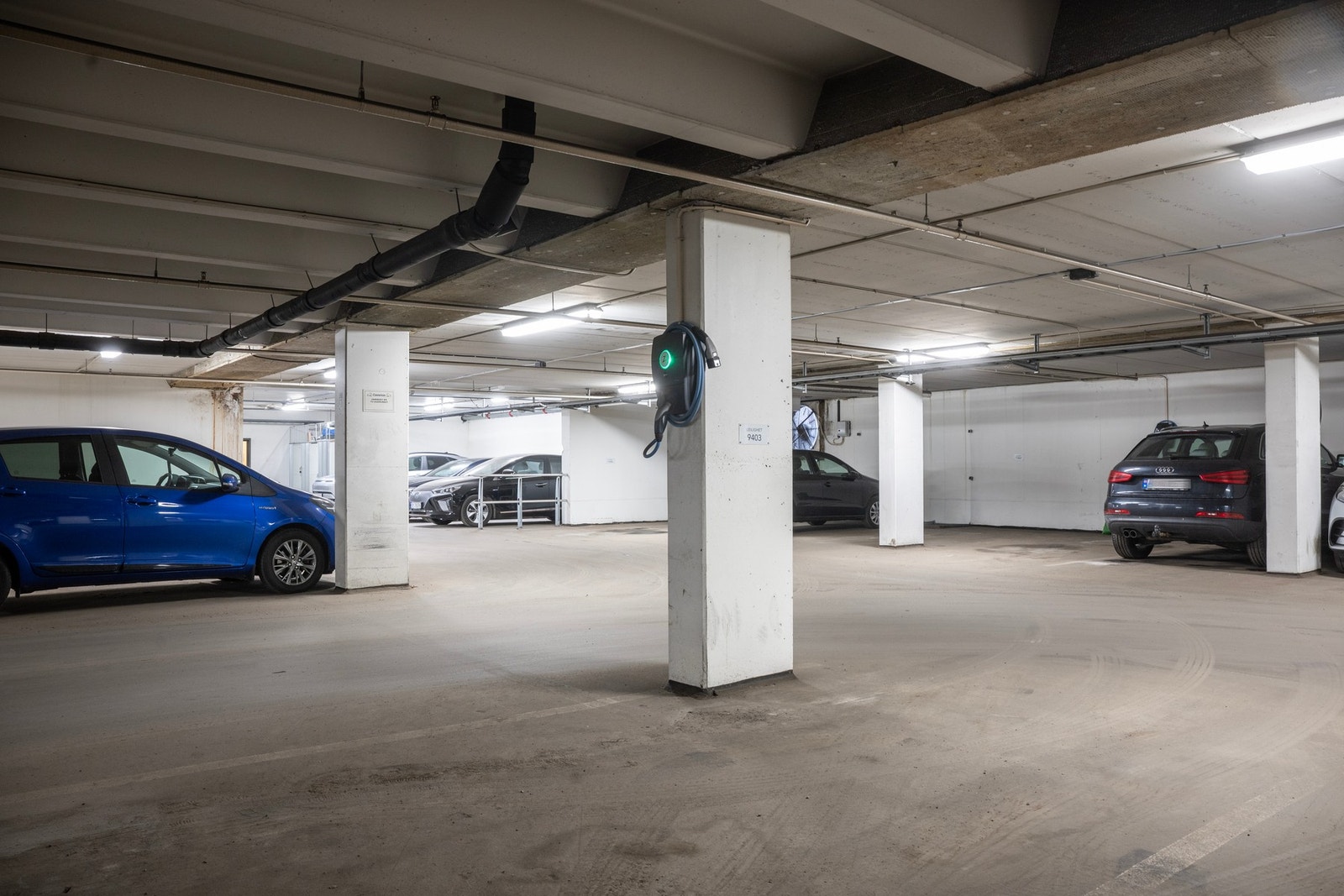 Seksjonen disponerer fast plass i garasjeanlegget. Denne har el-billader montert. Galleribilde
