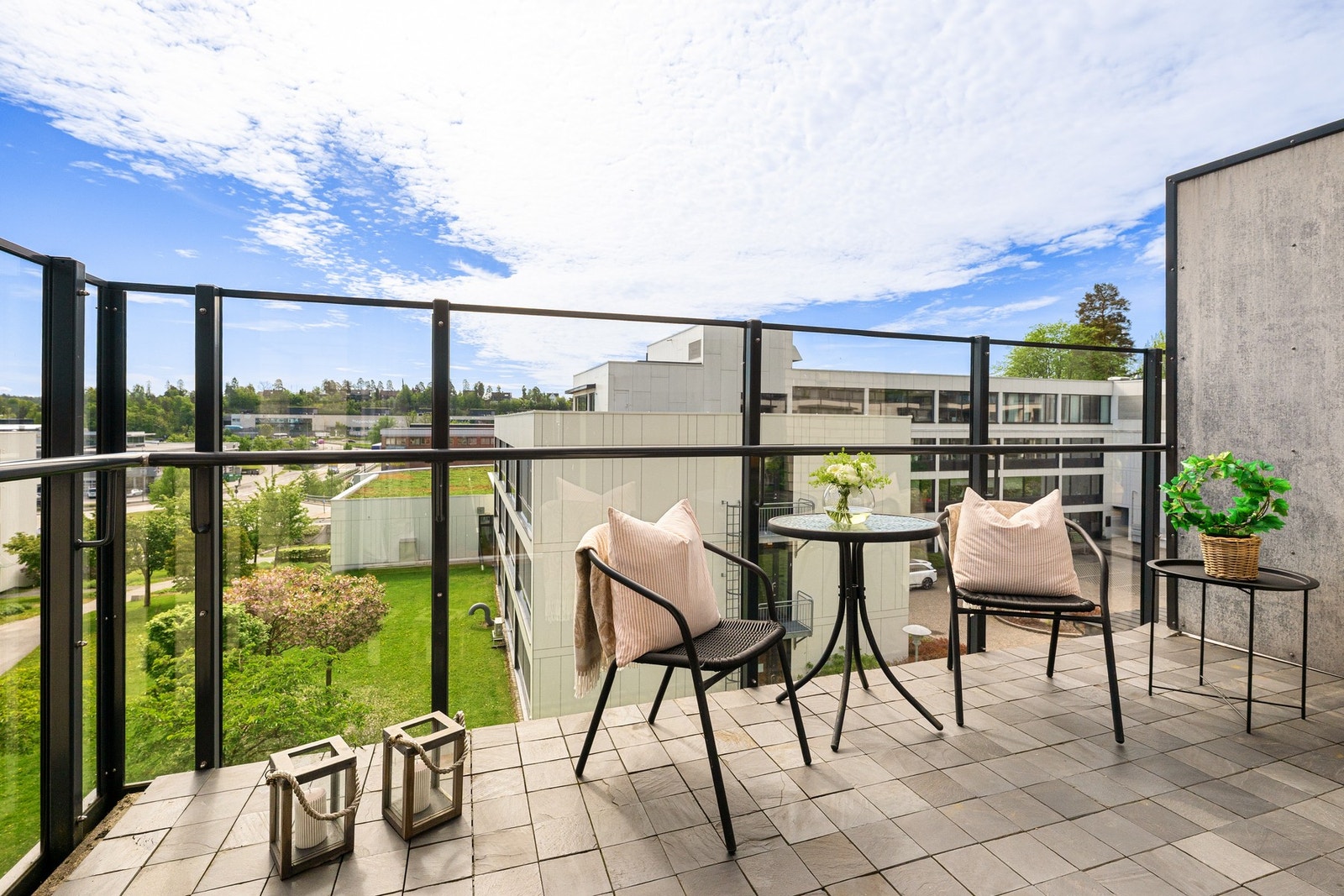 Balkongen har en lun og anvendelig uteplass med rom for en sittegruppe. Galleribilde