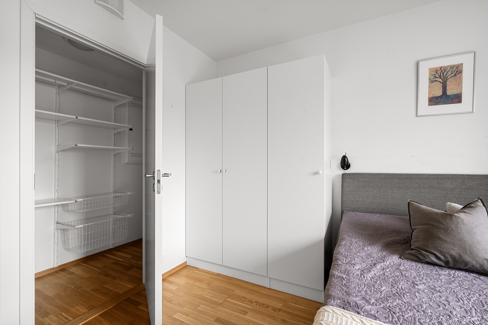 Leiligheten har en praktisk innvendig bod/garderobe for ekstra oppbevaring. Galleribilde