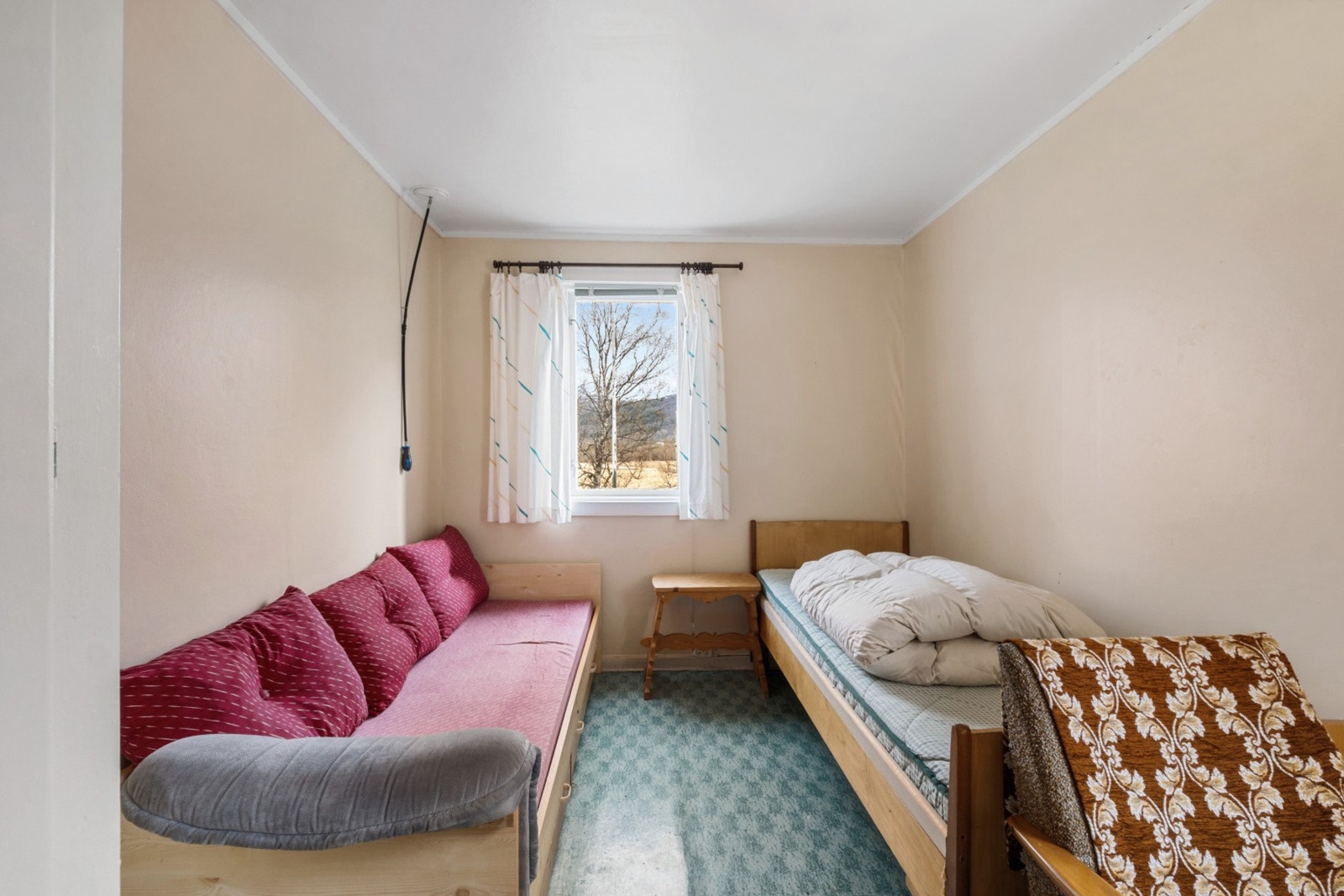 Det andre soverommet i etasjen har plass til seng og oppbevaringsmøbler. Galleribilde