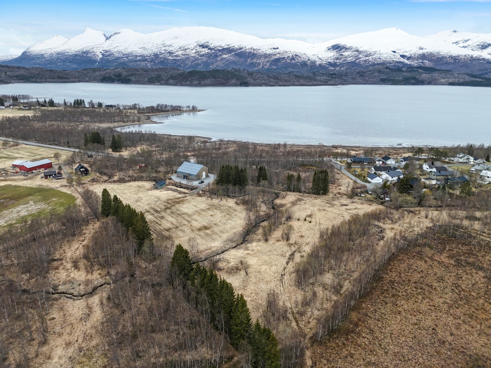 Området er omkranset av vakker nordnorsk natur med fjell og fjord. Galleribilde