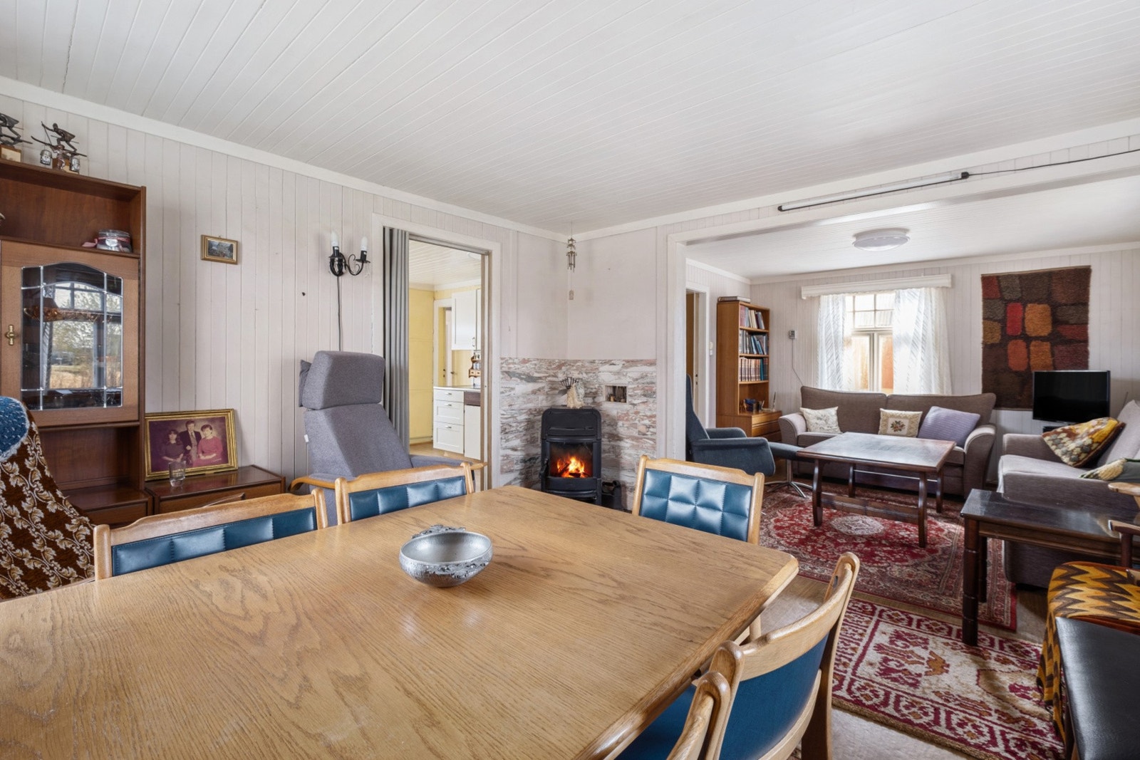 En vedovn i spisestuen gir ekstra varme og hygge på kalde dager. Galleribilde